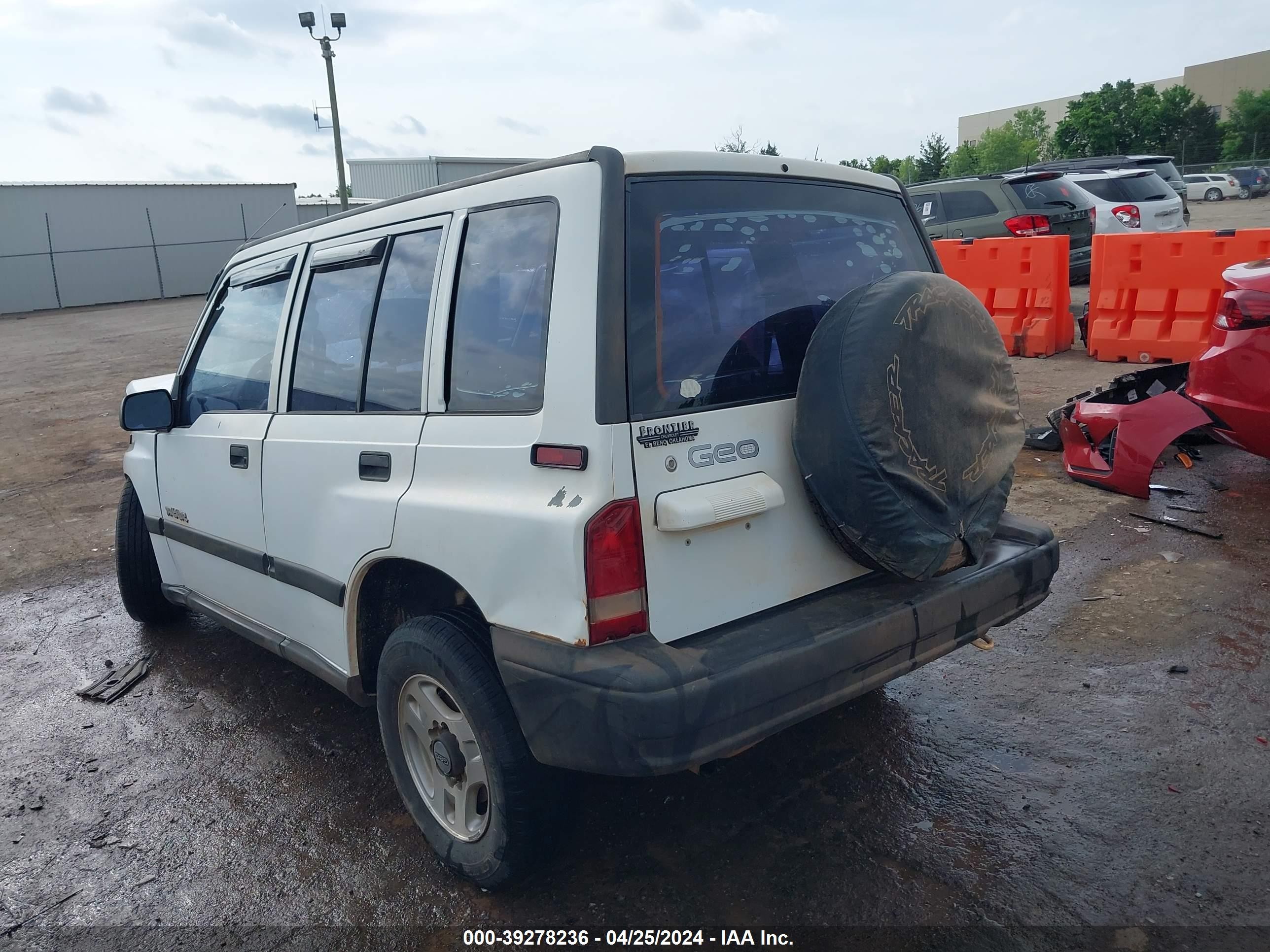 Photo 2 VIN: 2CNBE1364T6944018 - GEO TRACKER 