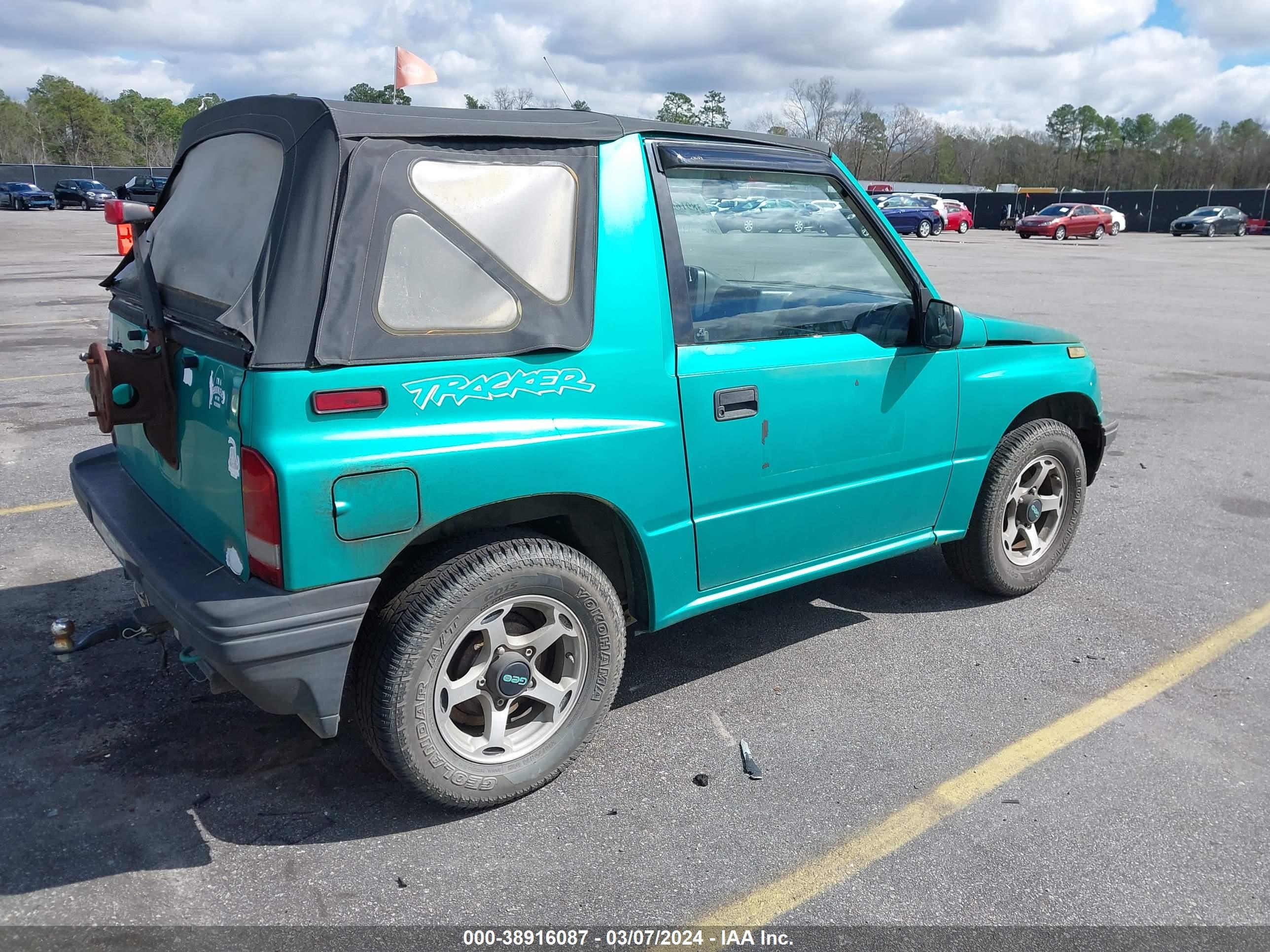 Photo 3 VIN: 2CNBE18U8S6911321 - GEO TRACKER 