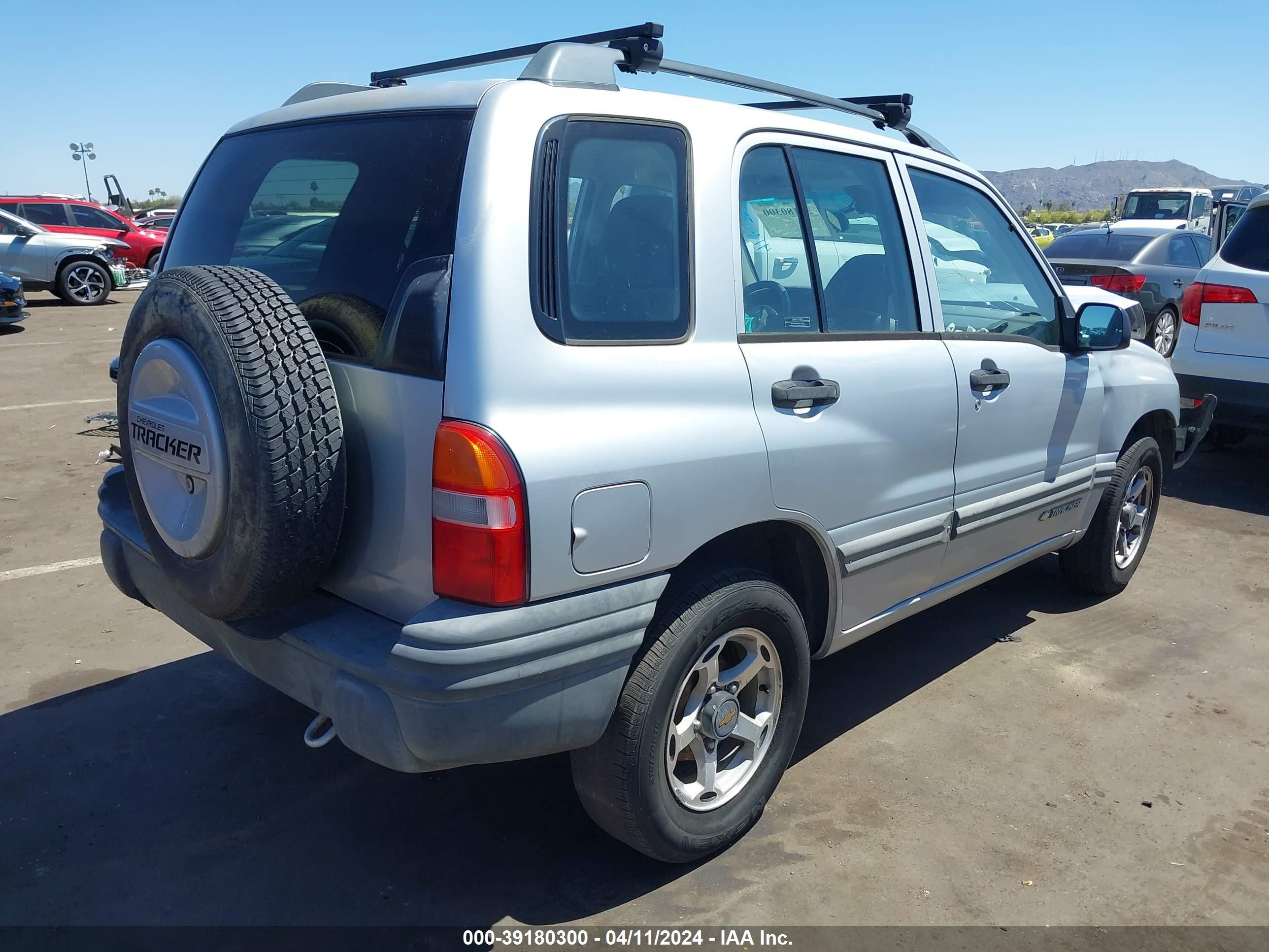 Photo 3 VIN: 2CNBJ13C8X6911420 - CHEVROLET TRACKER 