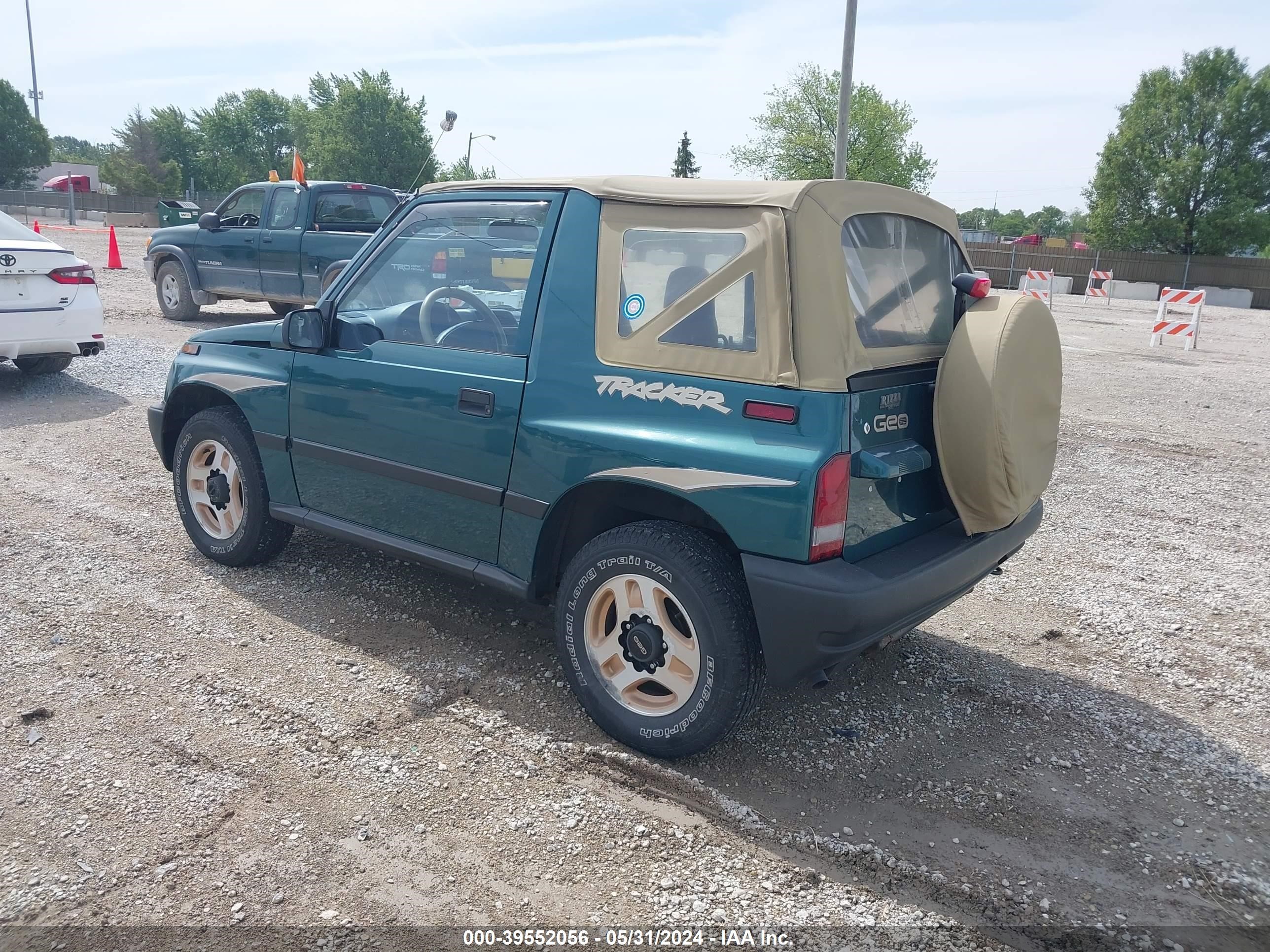 Photo 2 VIN: 2CNBJ1861T6905360 - GEO TRACKER 