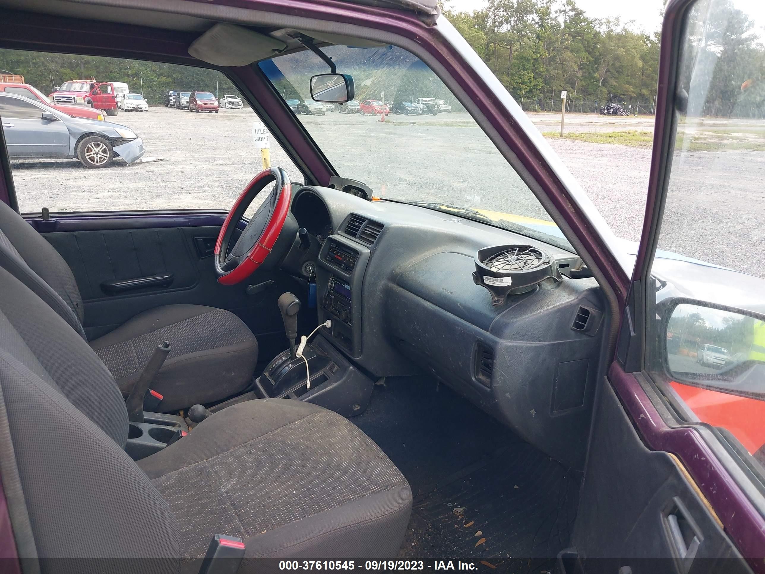 Photo 4 VIN: 2CNBJ1865T6926843 - GEO TRACKER 