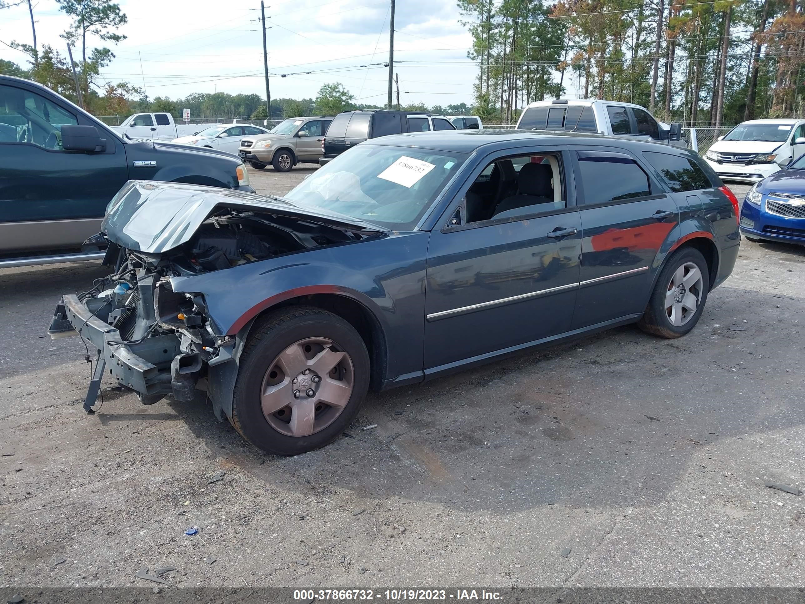 Photo 1 VIN: 2D4FV37V88H192860 - DODGE MAGNUM 