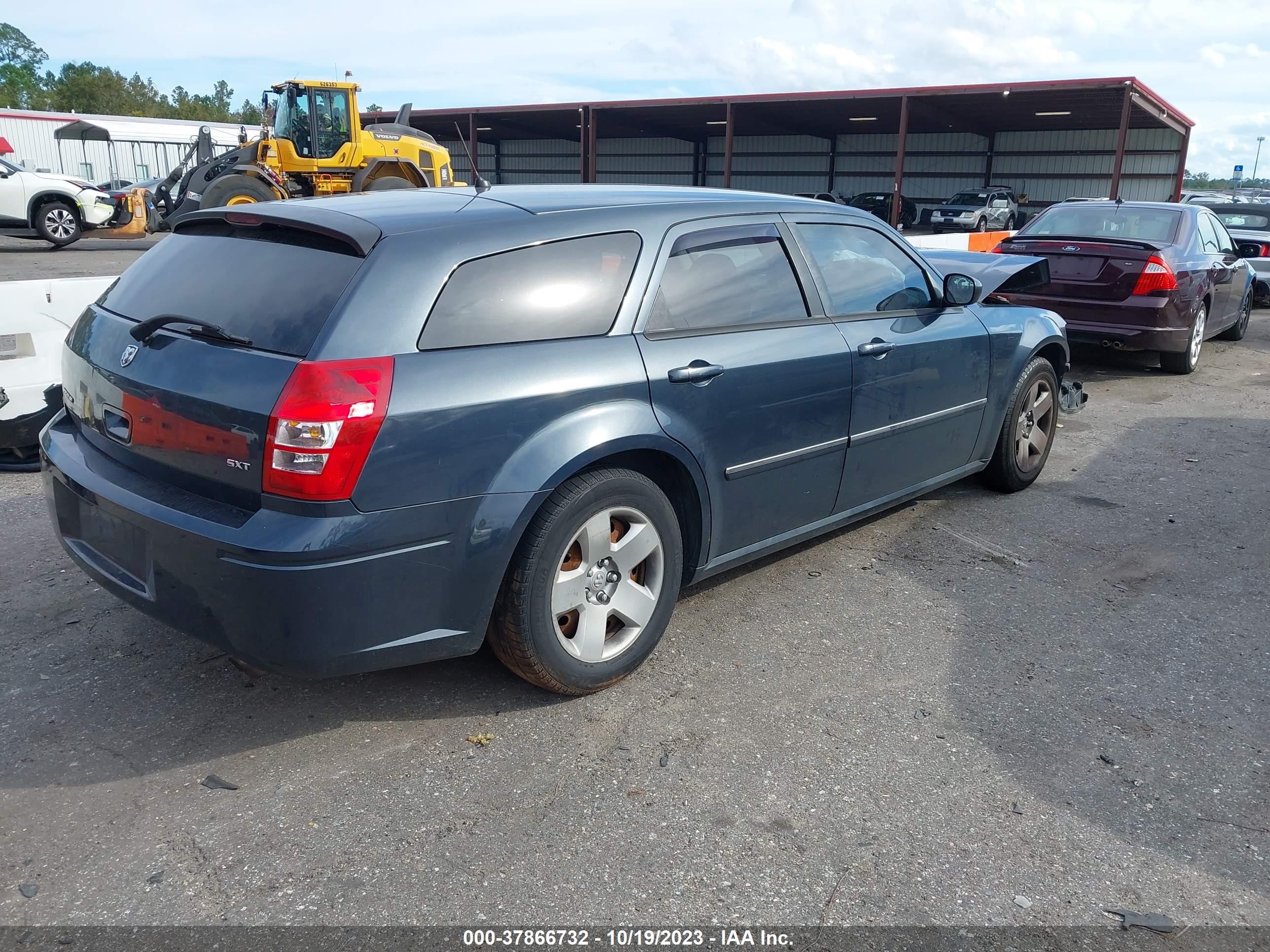 Photo 3 VIN: 2D4FV37V88H192860 - DODGE MAGNUM 