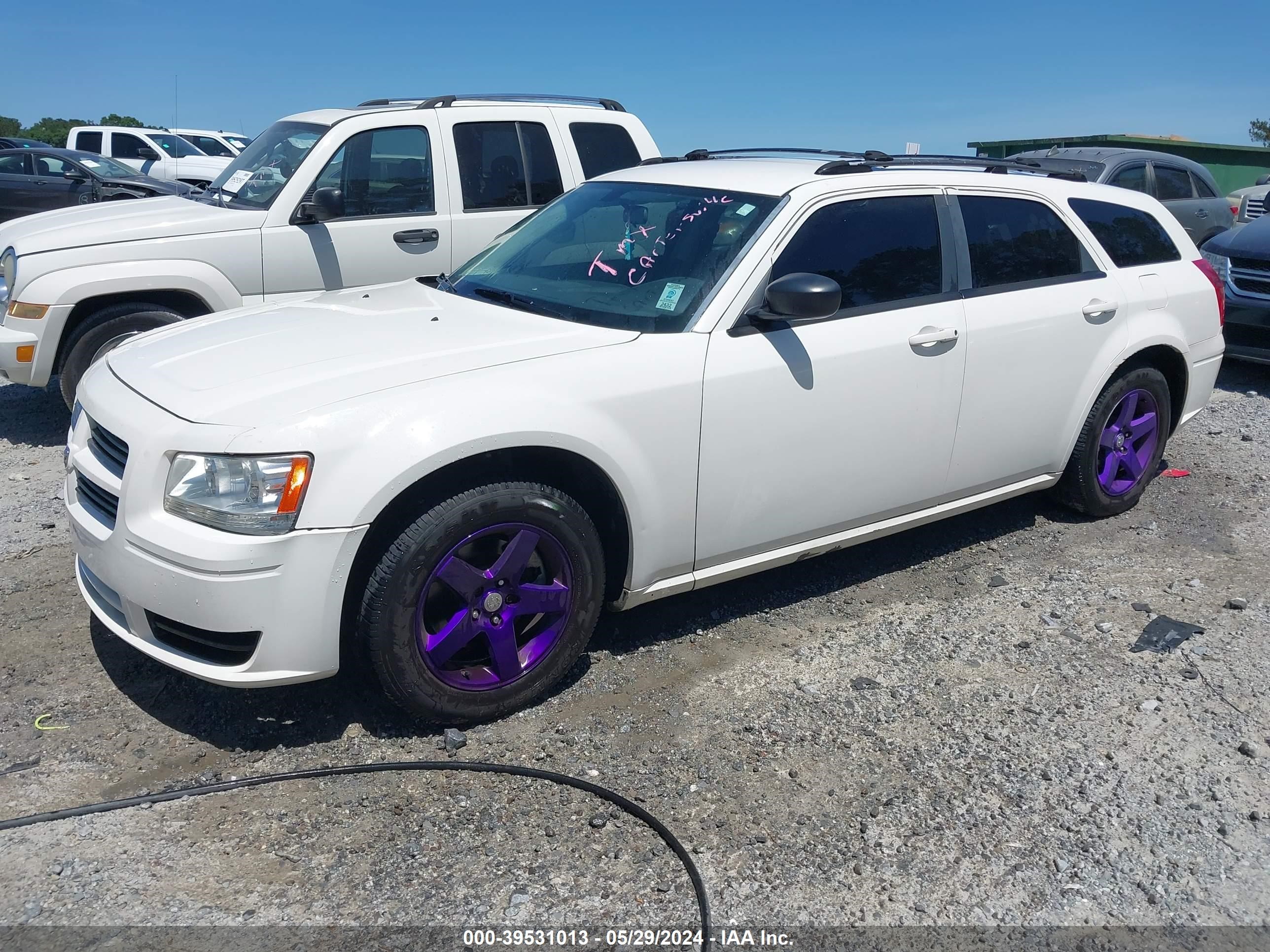 Photo 1 VIN: 2D4FV47T08H197376 - DODGE MAGNUM 