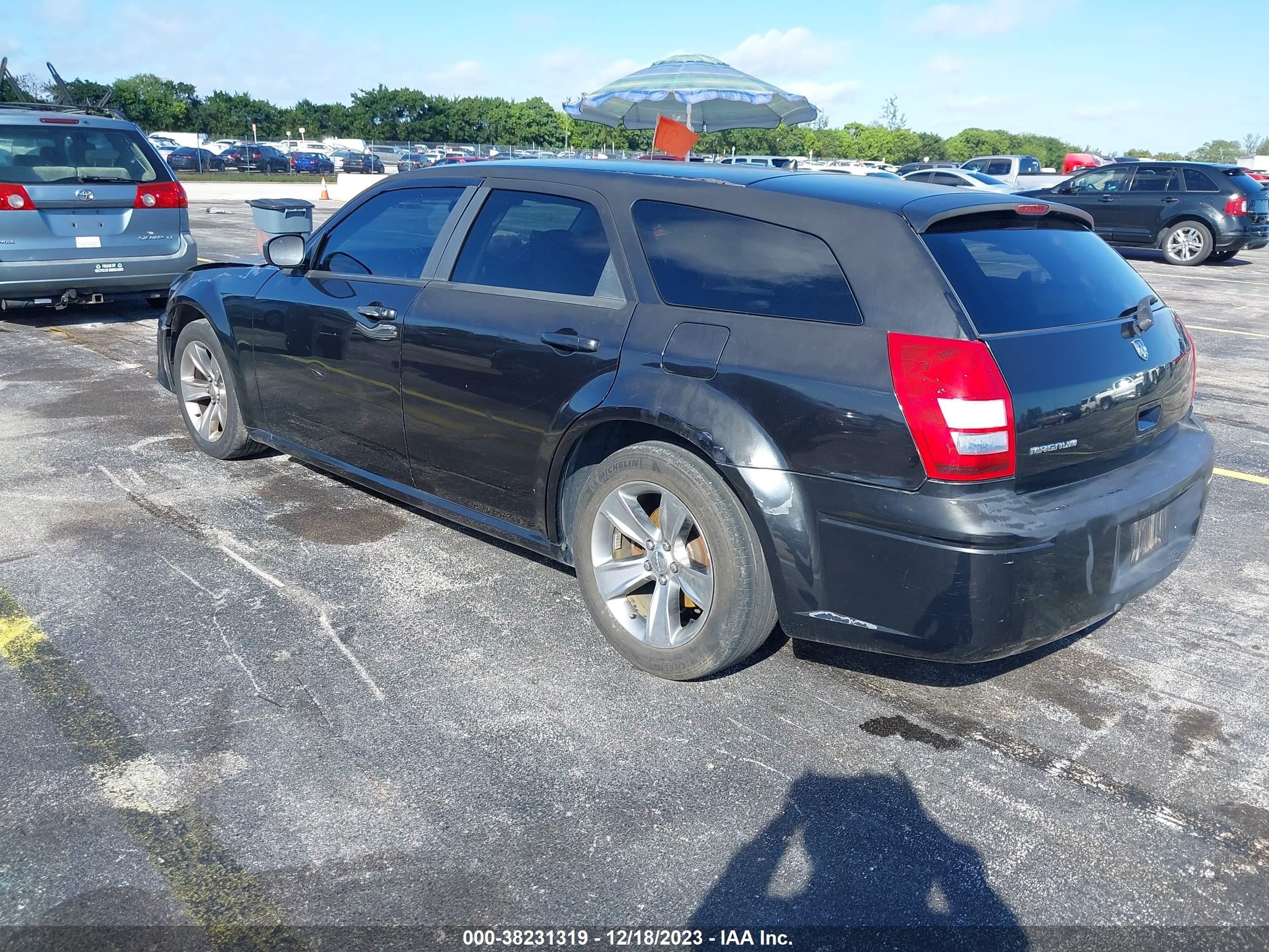 Photo 2 VIN: 2D4FV47T28H167487 - DODGE MAGNUM 