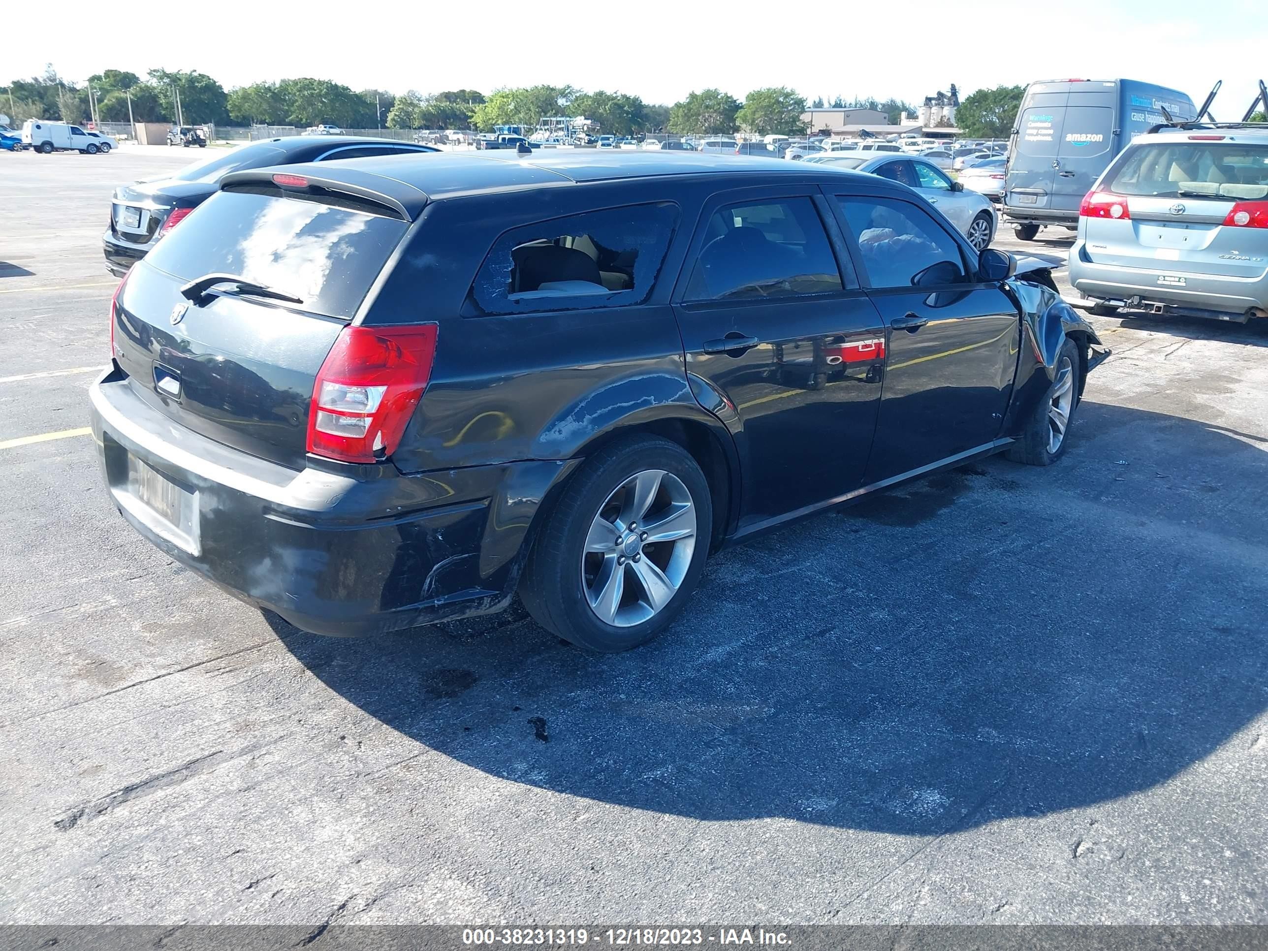 Photo 3 VIN: 2D4FV47T28H167487 - DODGE MAGNUM 