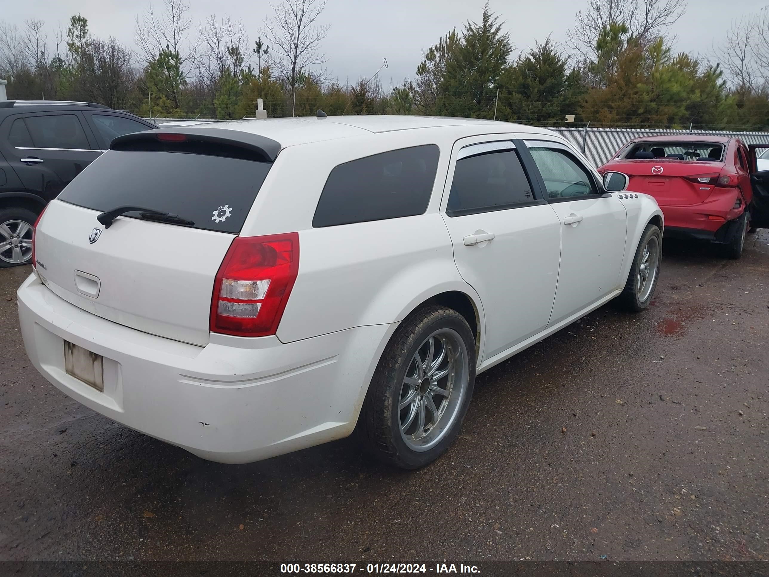 Photo 3 VIN: 2D4FV47T58H168276 - DODGE MAGNUM 