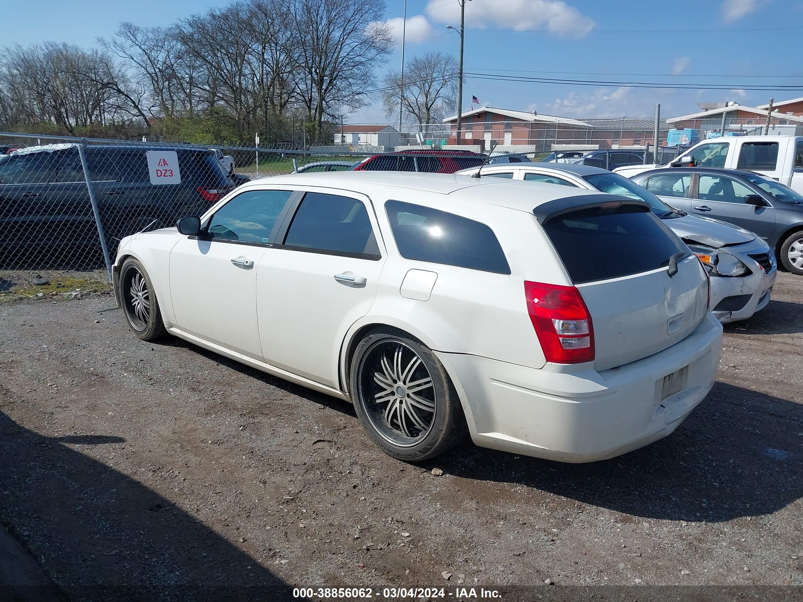 Photo 2 VIN: 2D4FV47T88H130363 - DODGE MAGNUM 