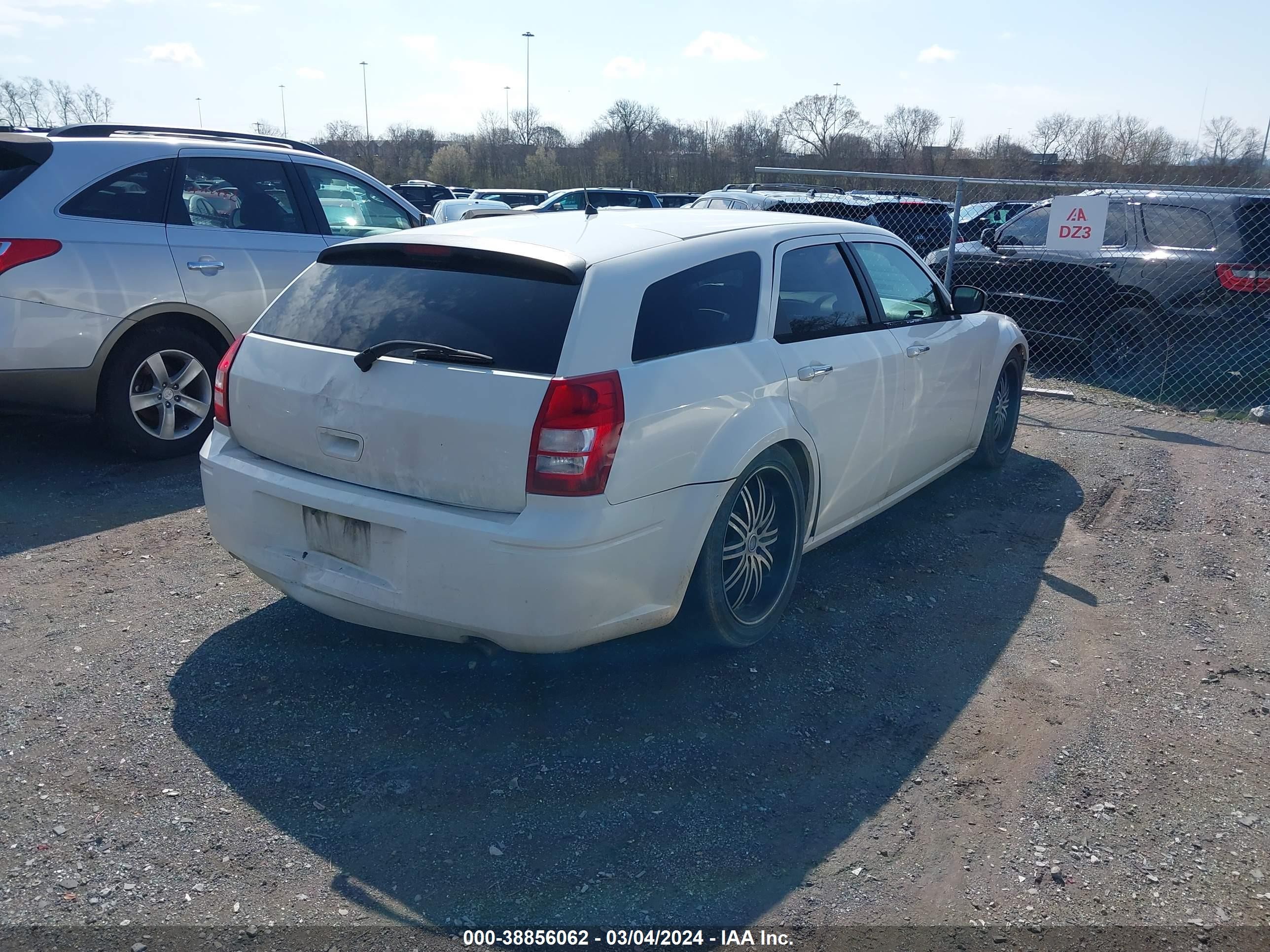 Photo 3 VIN: 2D4FV47T88H130363 - DODGE MAGNUM 