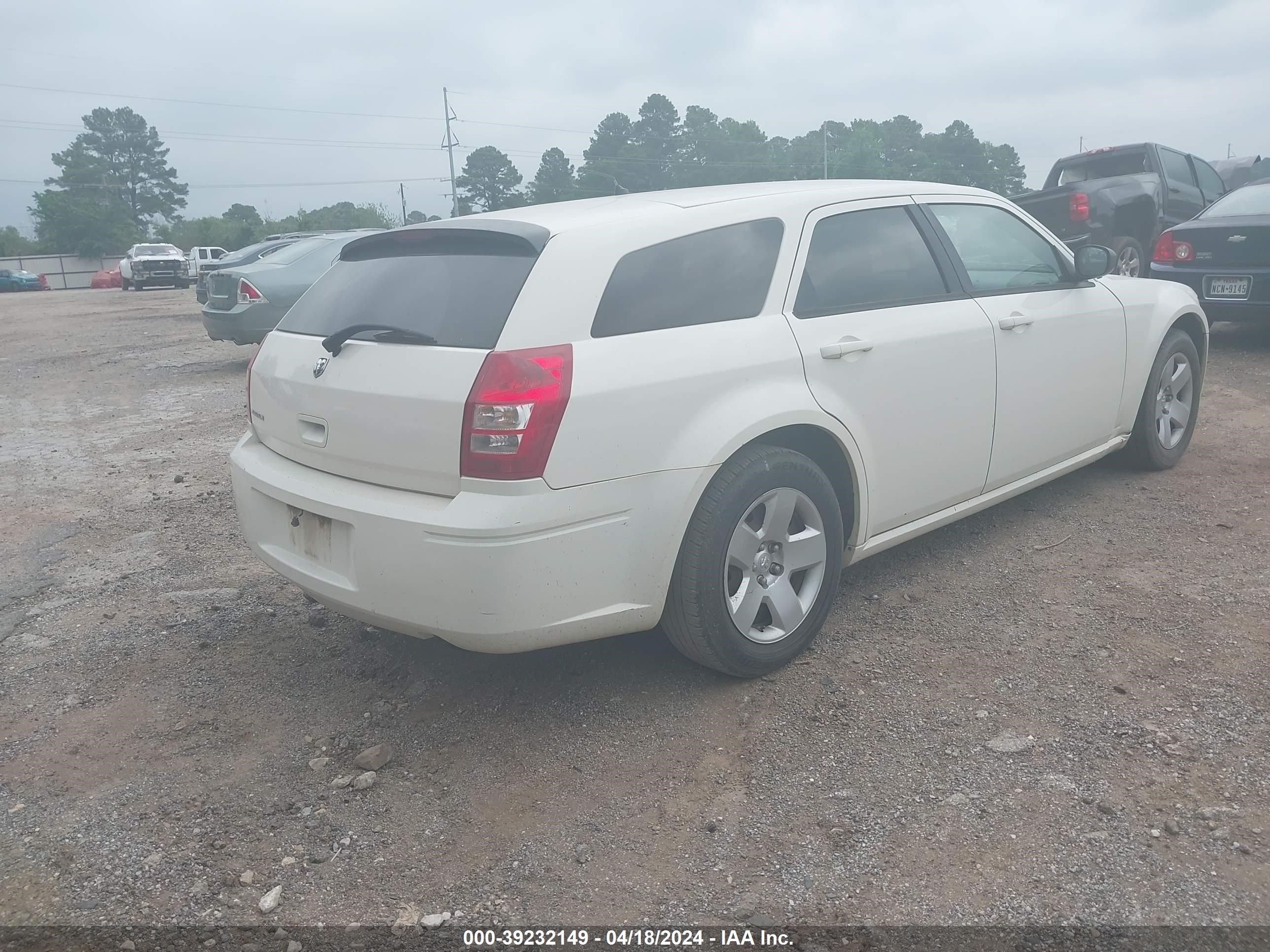 Photo 3 VIN: 2D4FV47T98H166675 - DODGE MAGNUM 