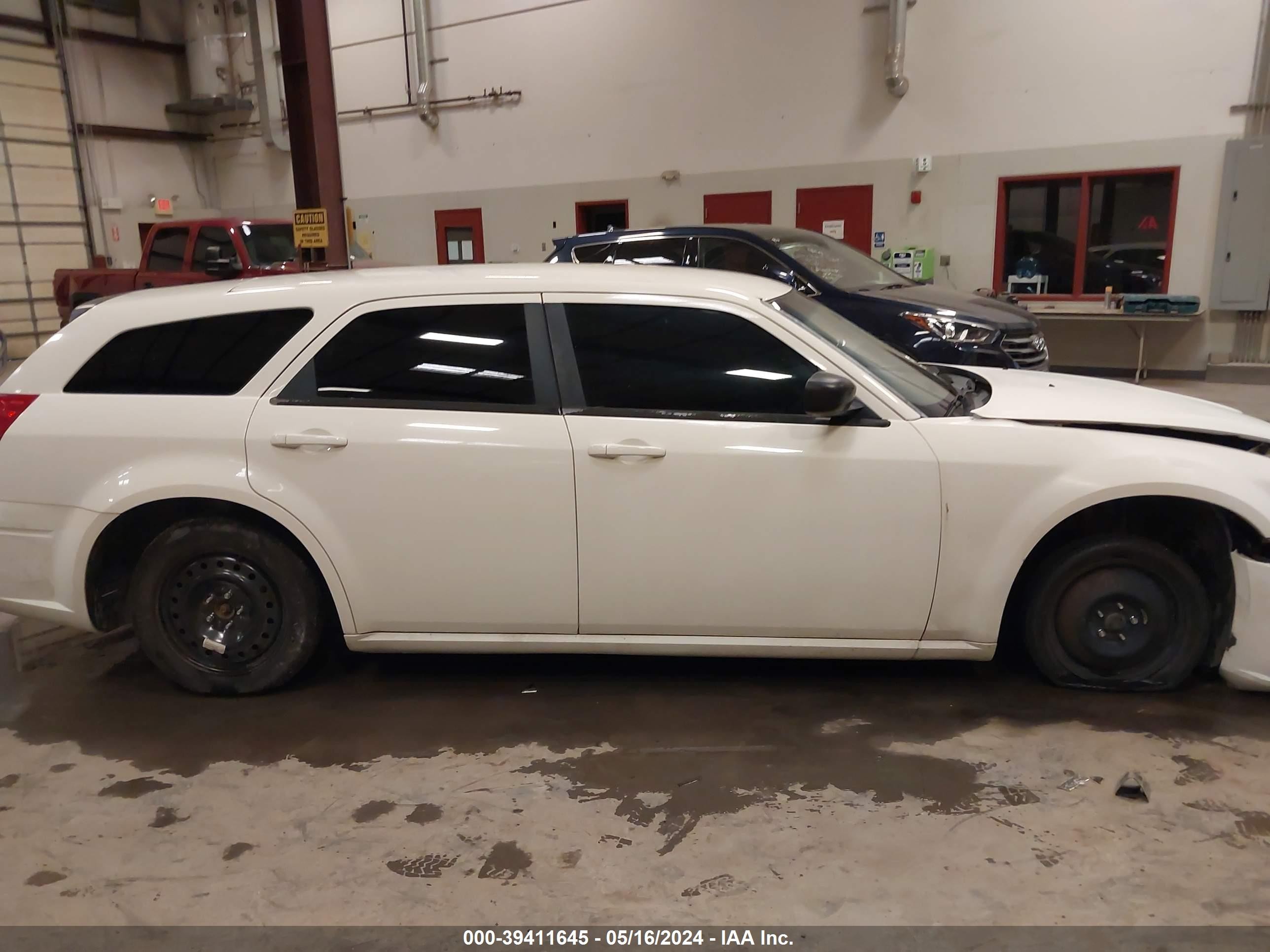 Photo 11 VIN: 2D4FV47TX7H666584 - DODGE MAGNUM 