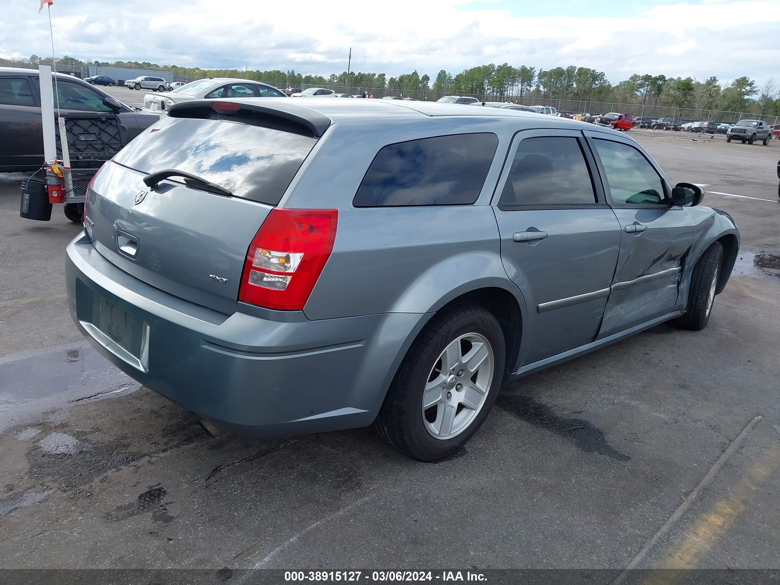 Photo 3 VIN: 2D4FV47VX6H335102 - DODGE MAGNUM 