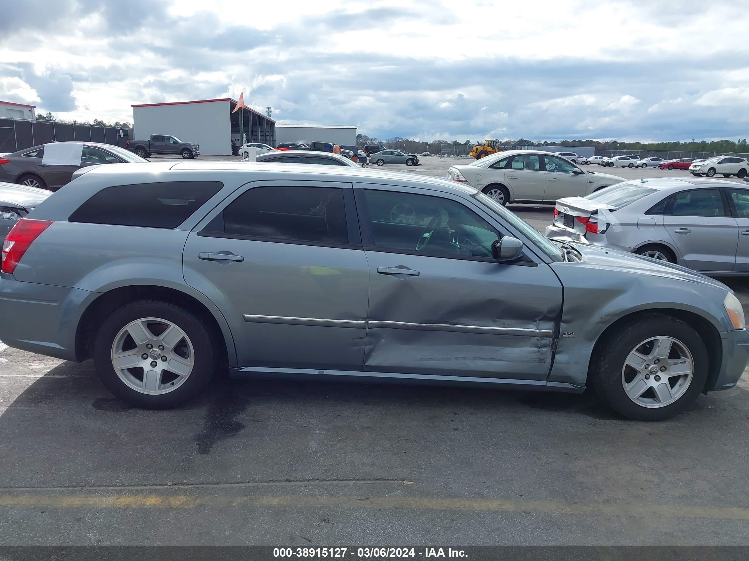 Photo 5 VIN: 2D4FV47VX6H335102 - DODGE MAGNUM 