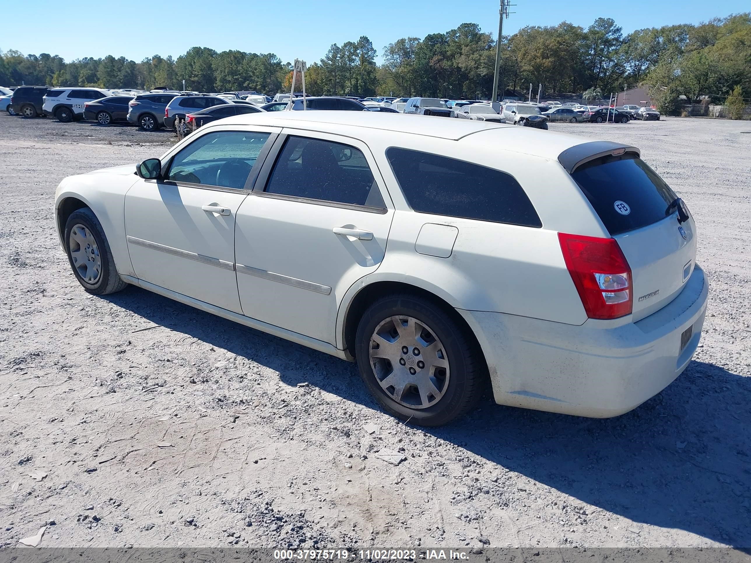 Photo 2 VIN: 2D4FV48TX5H680030 - DODGE MAGNUM 