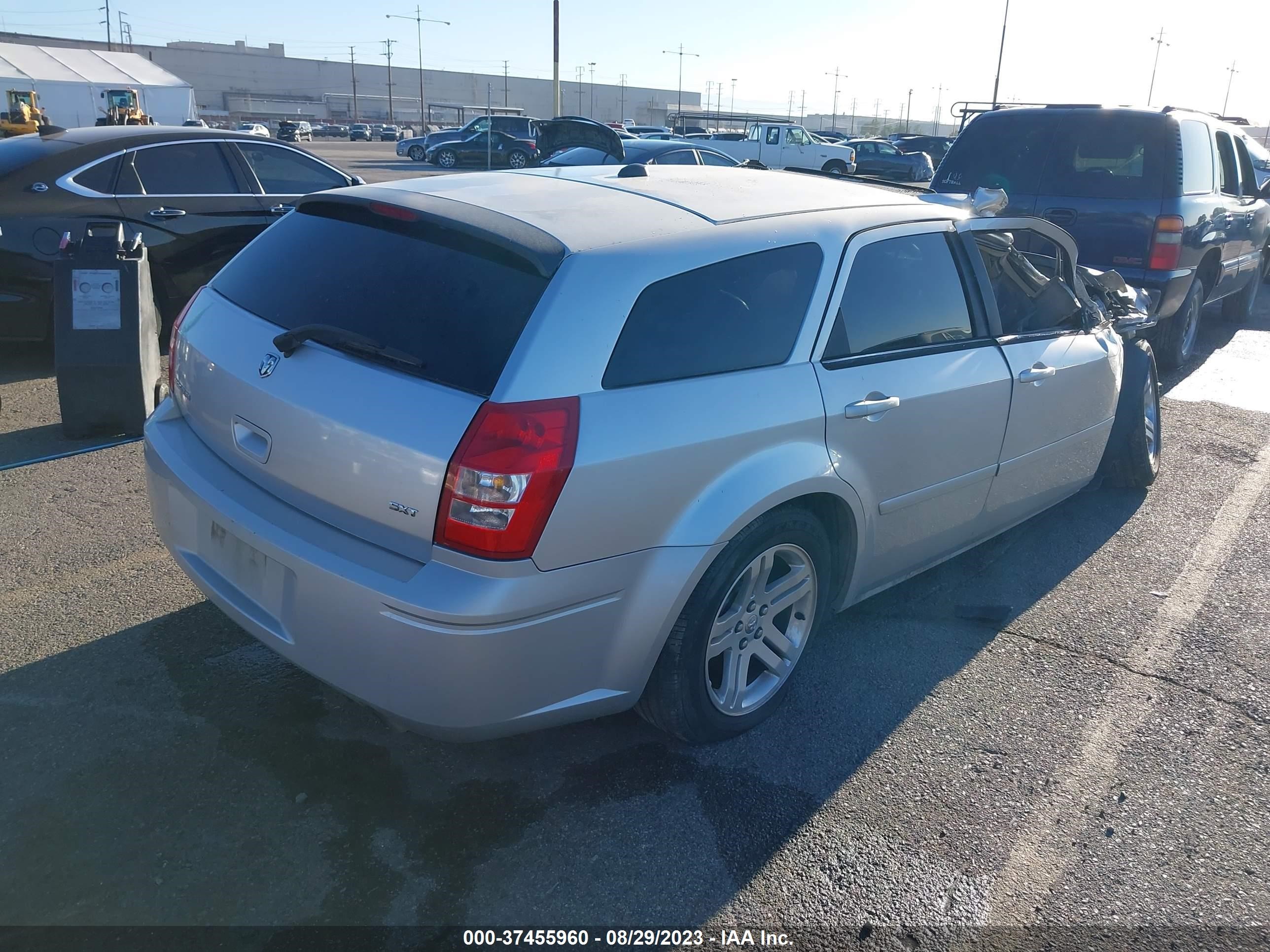 Photo 3 VIN: 2D4FV48V15H593120 - DODGE MAGNUM 