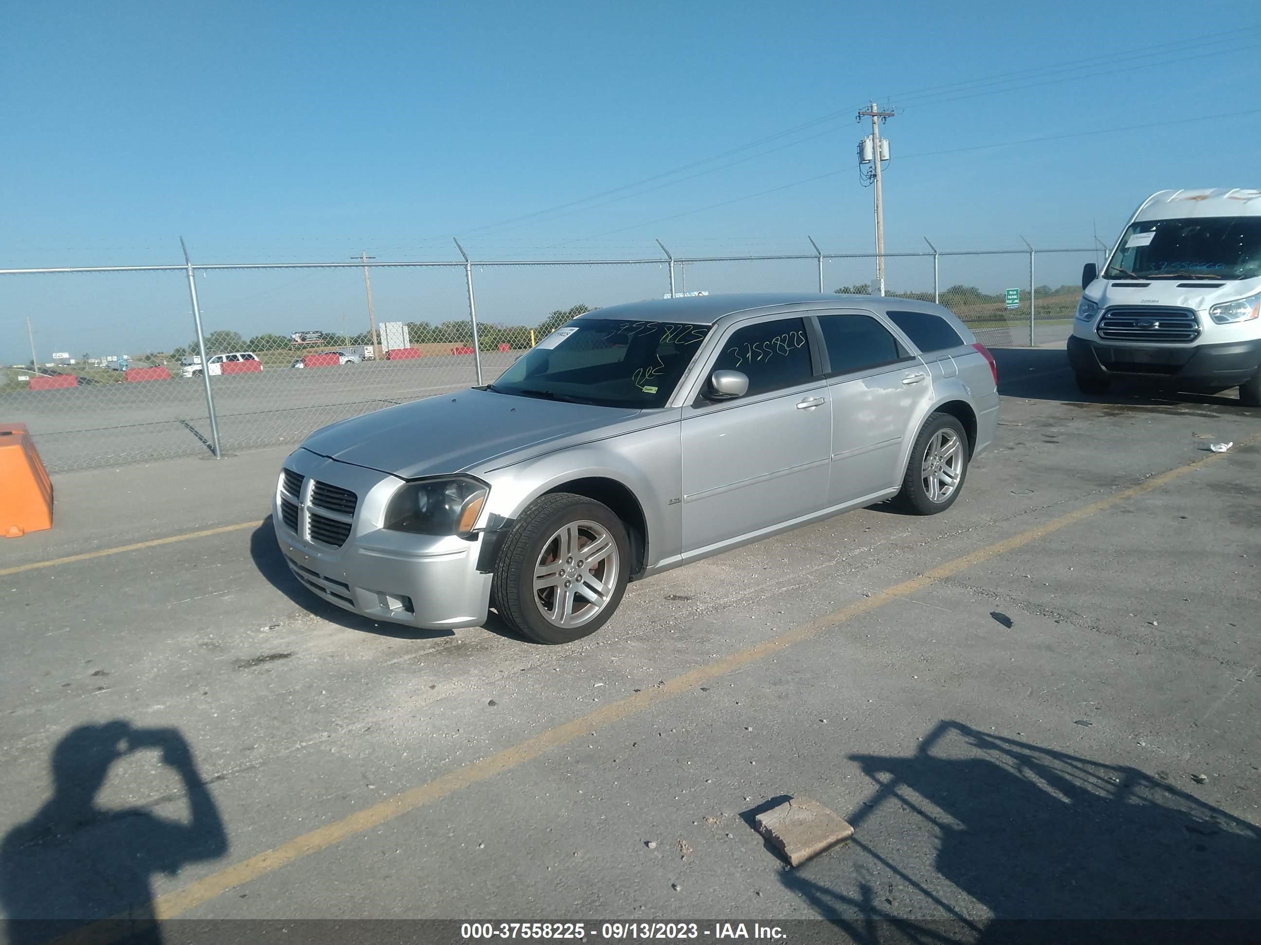 Photo 1 VIN: 2D4FV48V15H670732 - DODGE MAGNUM 