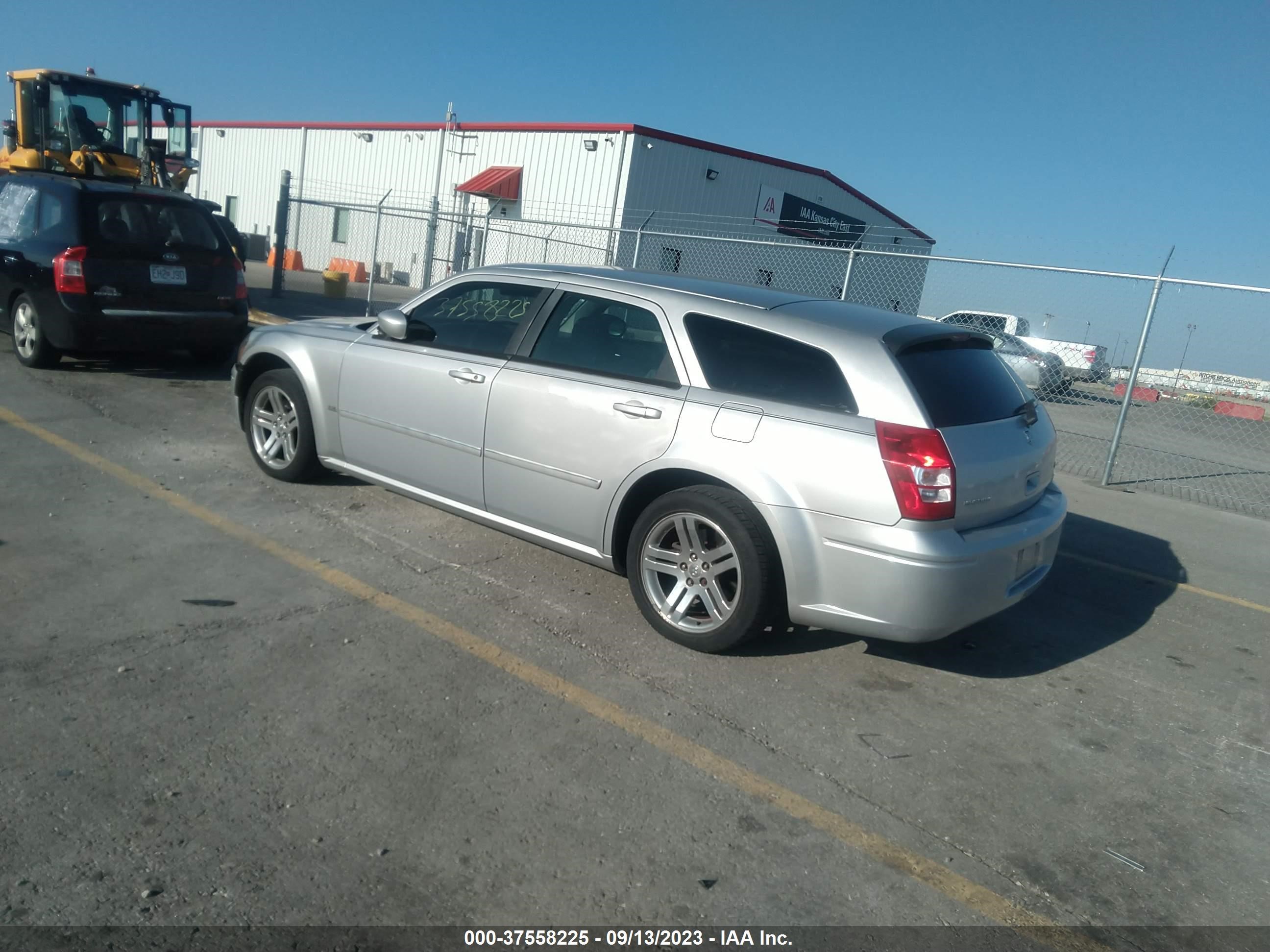 Photo 2 VIN: 2D4FV48V15H670732 - DODGE MAGNUM 