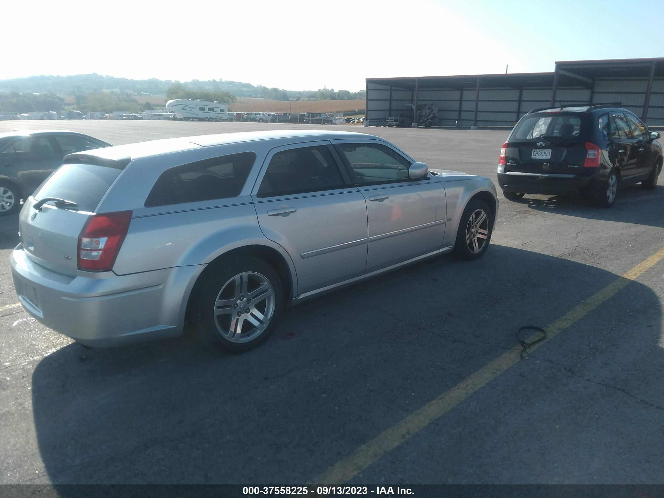 Photo 3 VIN: 2D4FV48V15H670732 - DODGE MAGNUM 