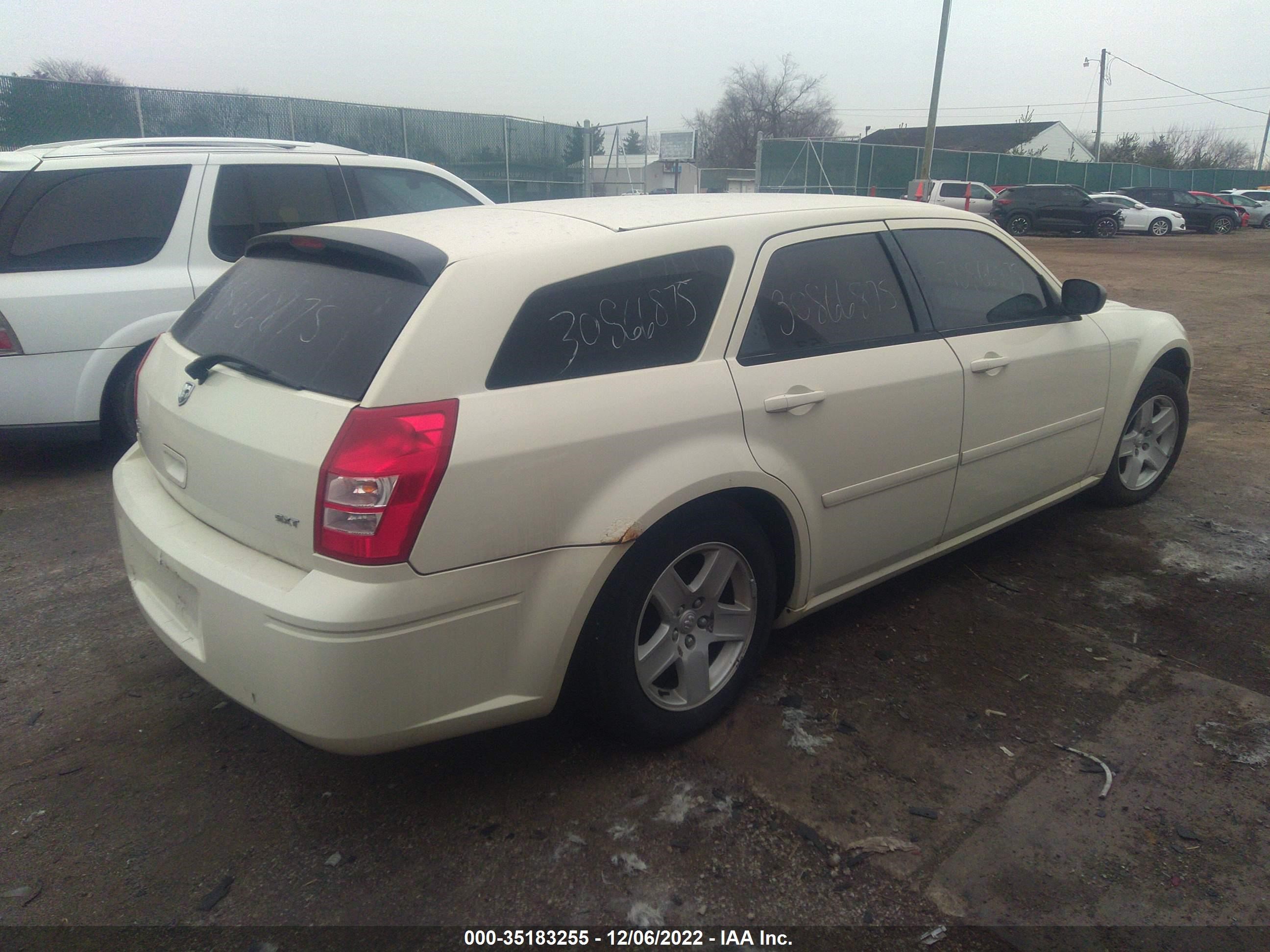 Photo 3 VIN: 2D4FV48V25H159854 - DODGE MAGNUM 