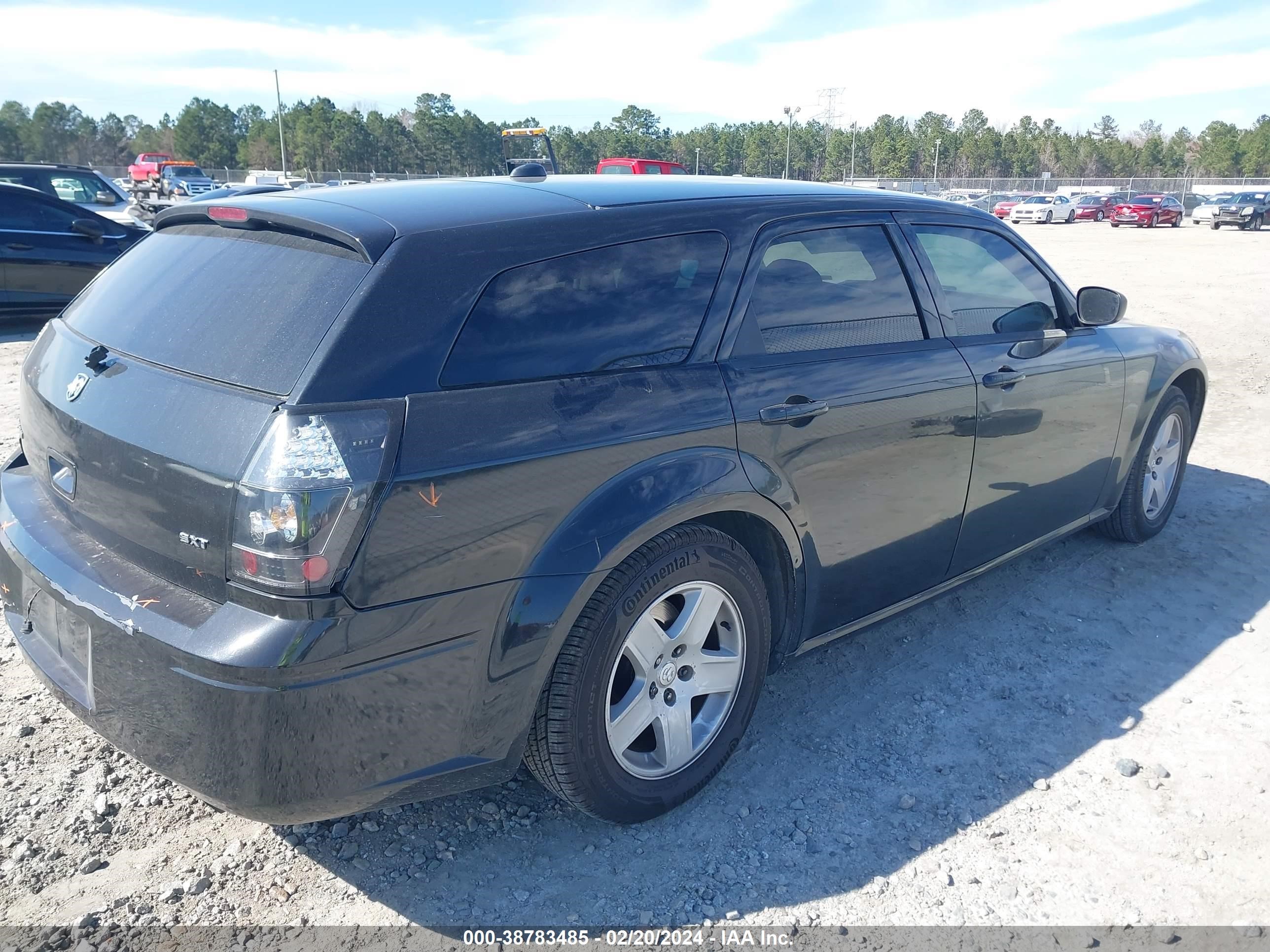 Photo 3 VIN: 2D4FV48V25H607056 - DODGE MAGNUM 