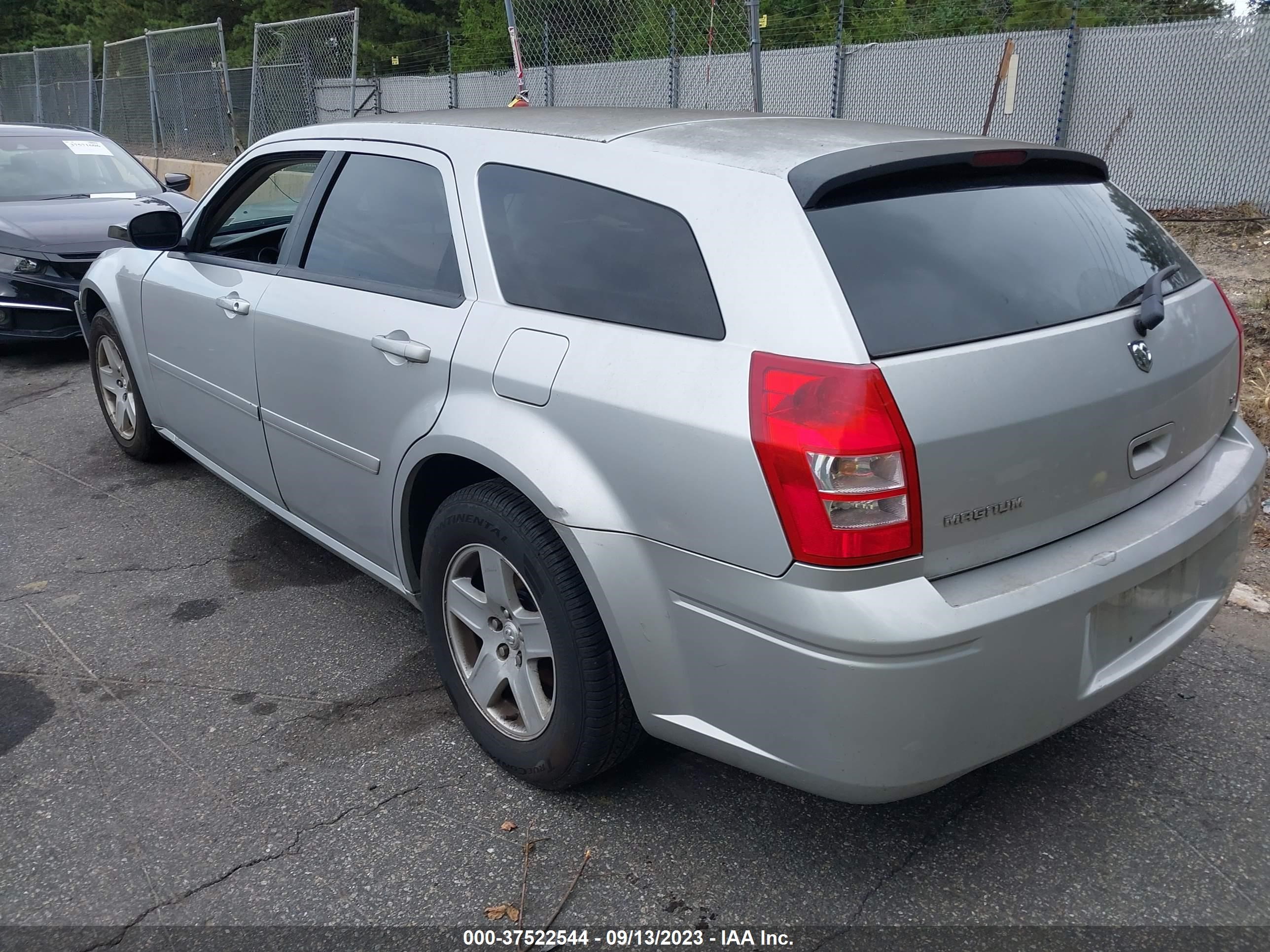 Photo 2 VIN: 2D4FV48V65H161655 - DODGE MAGNUM 