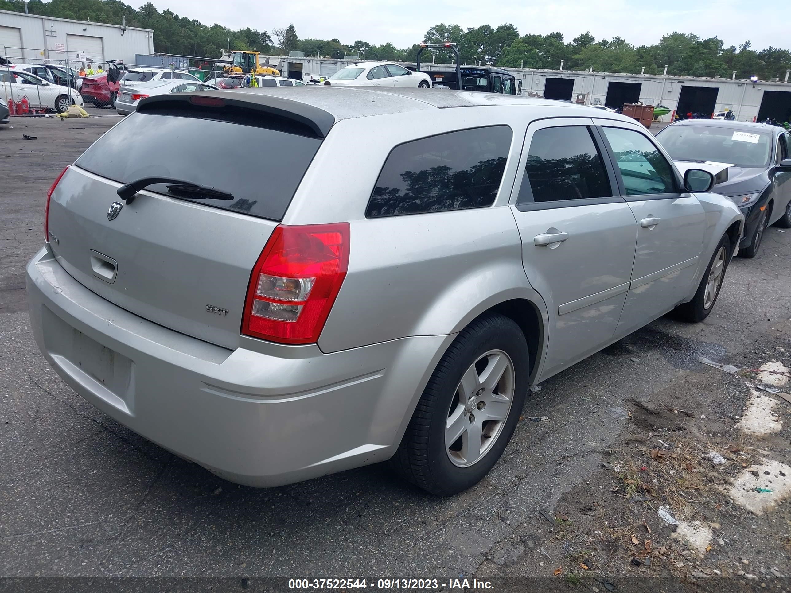 Photo 3 VIN: 2D4FV48V65H161655 - DODGE MAGNUM 