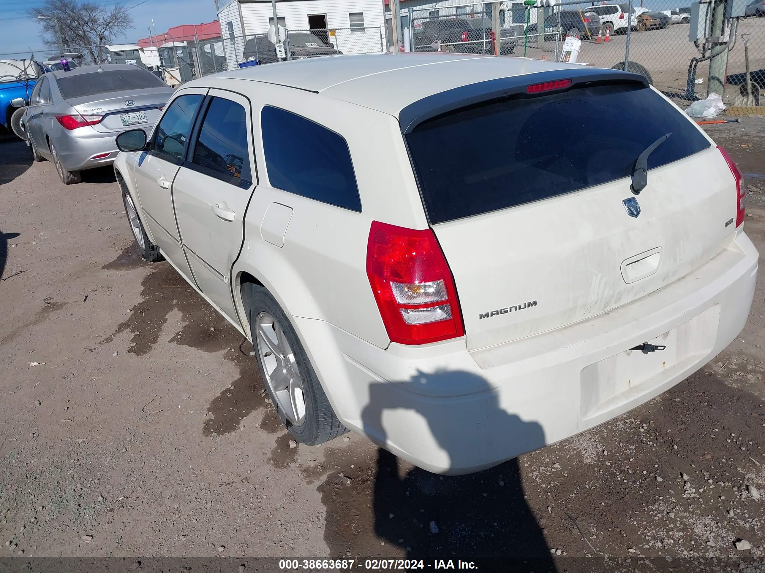 Photo 2 VIN: 2D4FV48V85H677340 - DODGE MAGNUM 