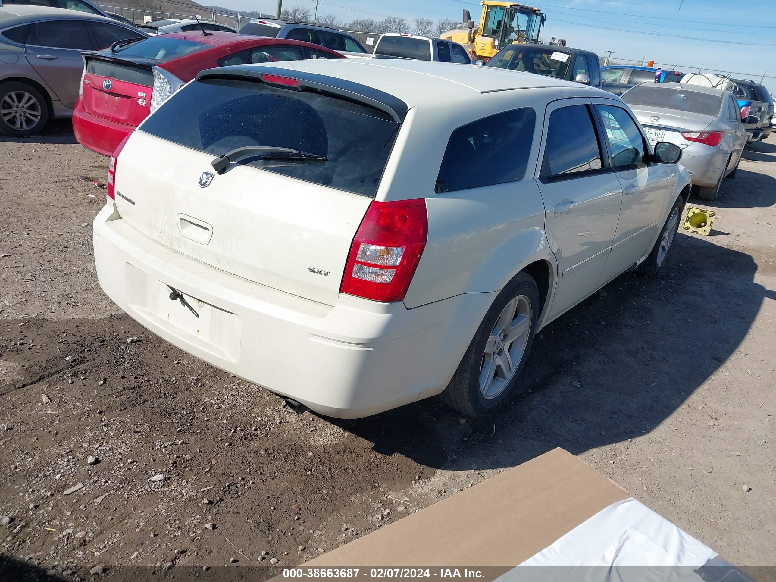 Photo 3 VIN: 2D4FV48V85H677340 - DODGE MAGNUM 