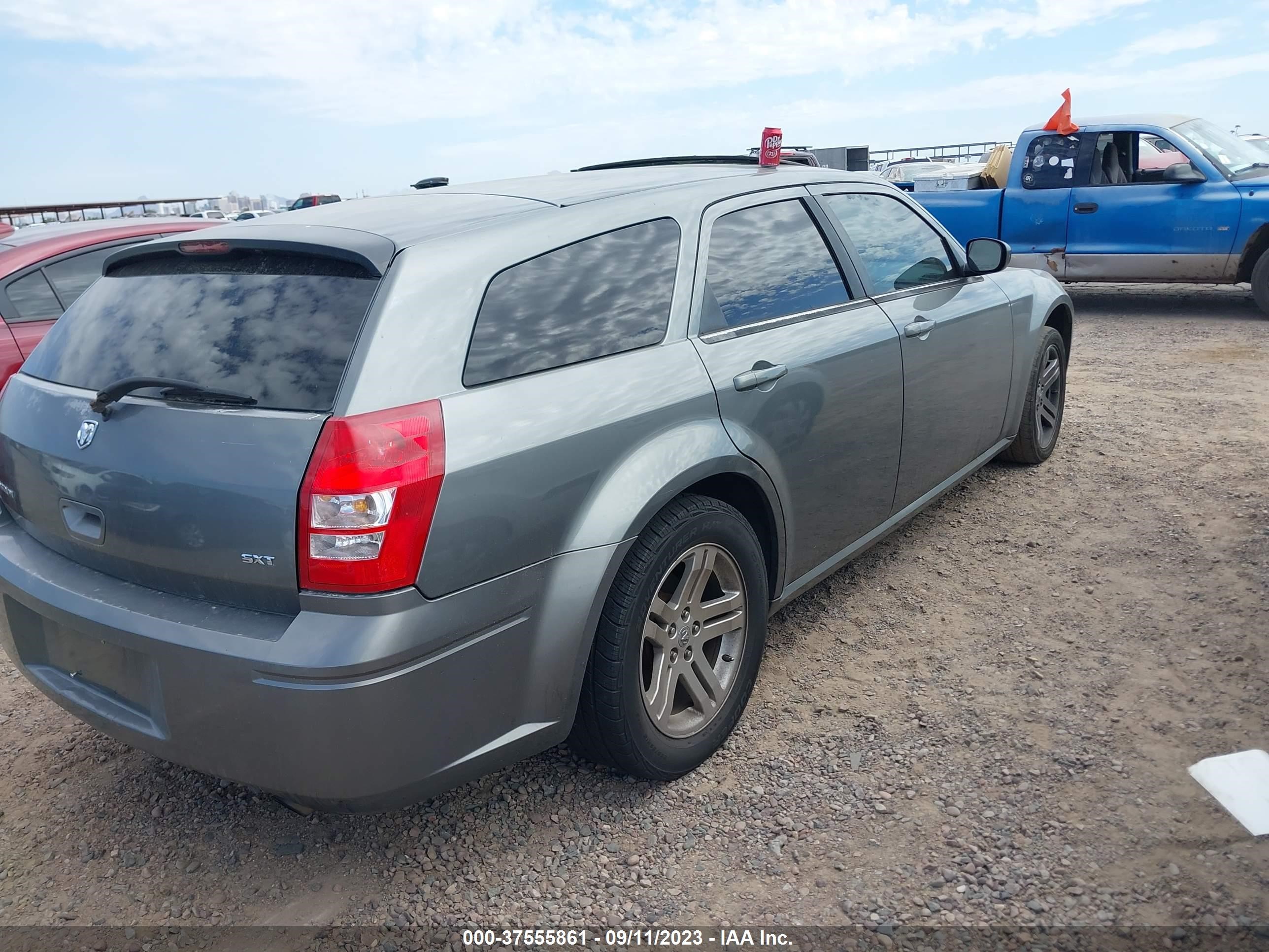 Photo 3 VIN: 2D4FV48V95H158328 - DODGE MAGNUM 