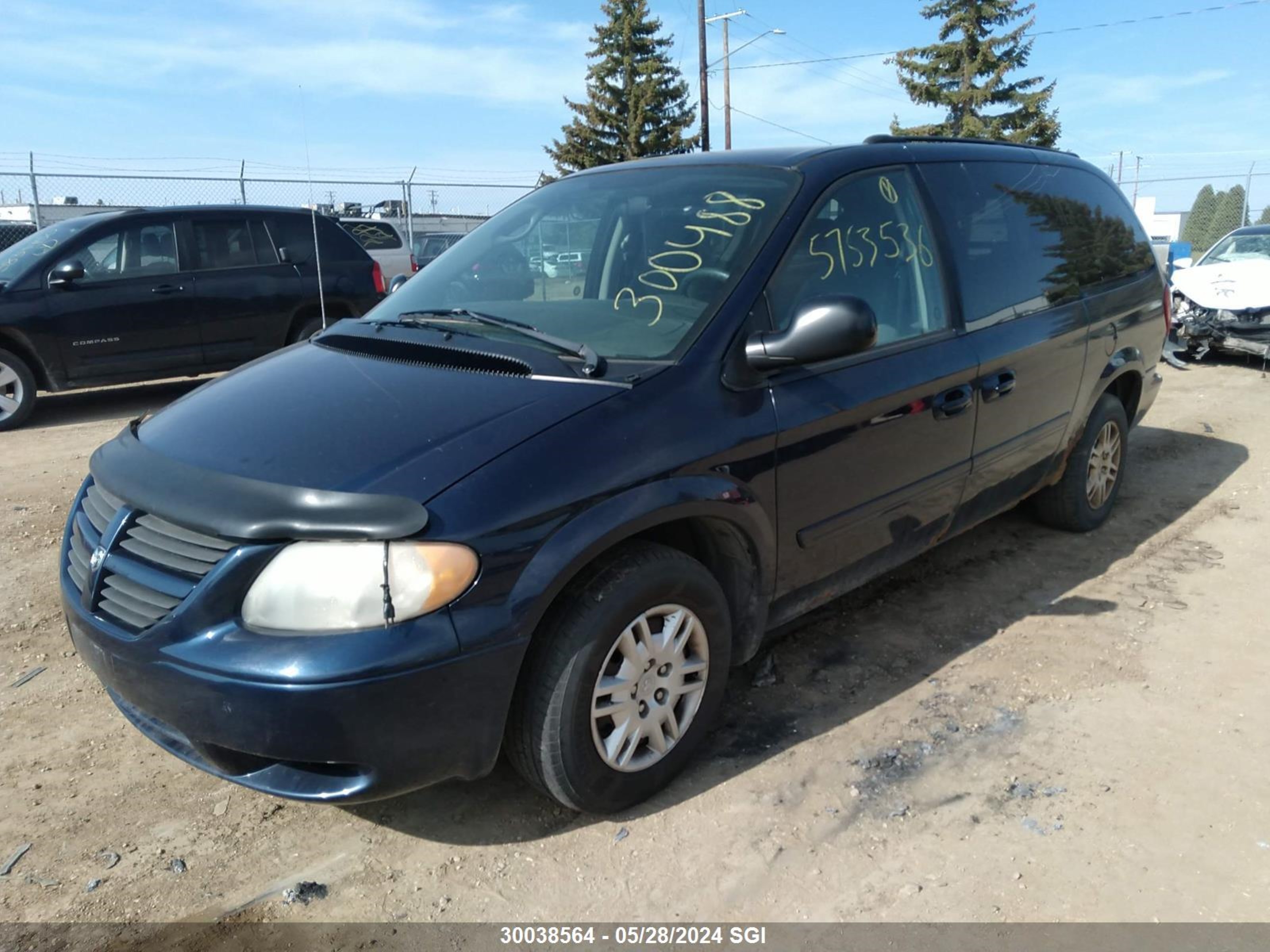 Photo 1 VIN: 2D4GP24R05R300488 - DODGE CARAVAN 