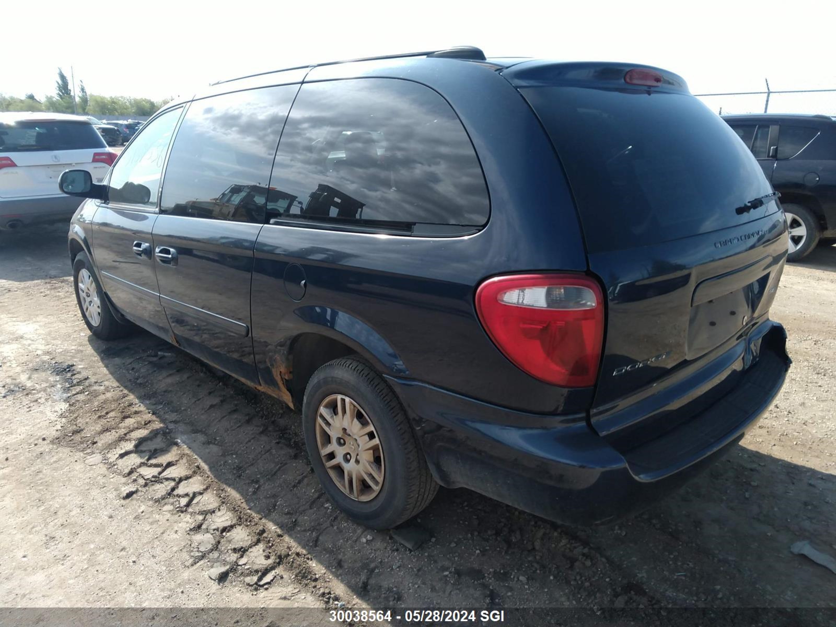 Photo 2 VIN: 2D4GP24R05R300488 - DODGE CARAVAN 