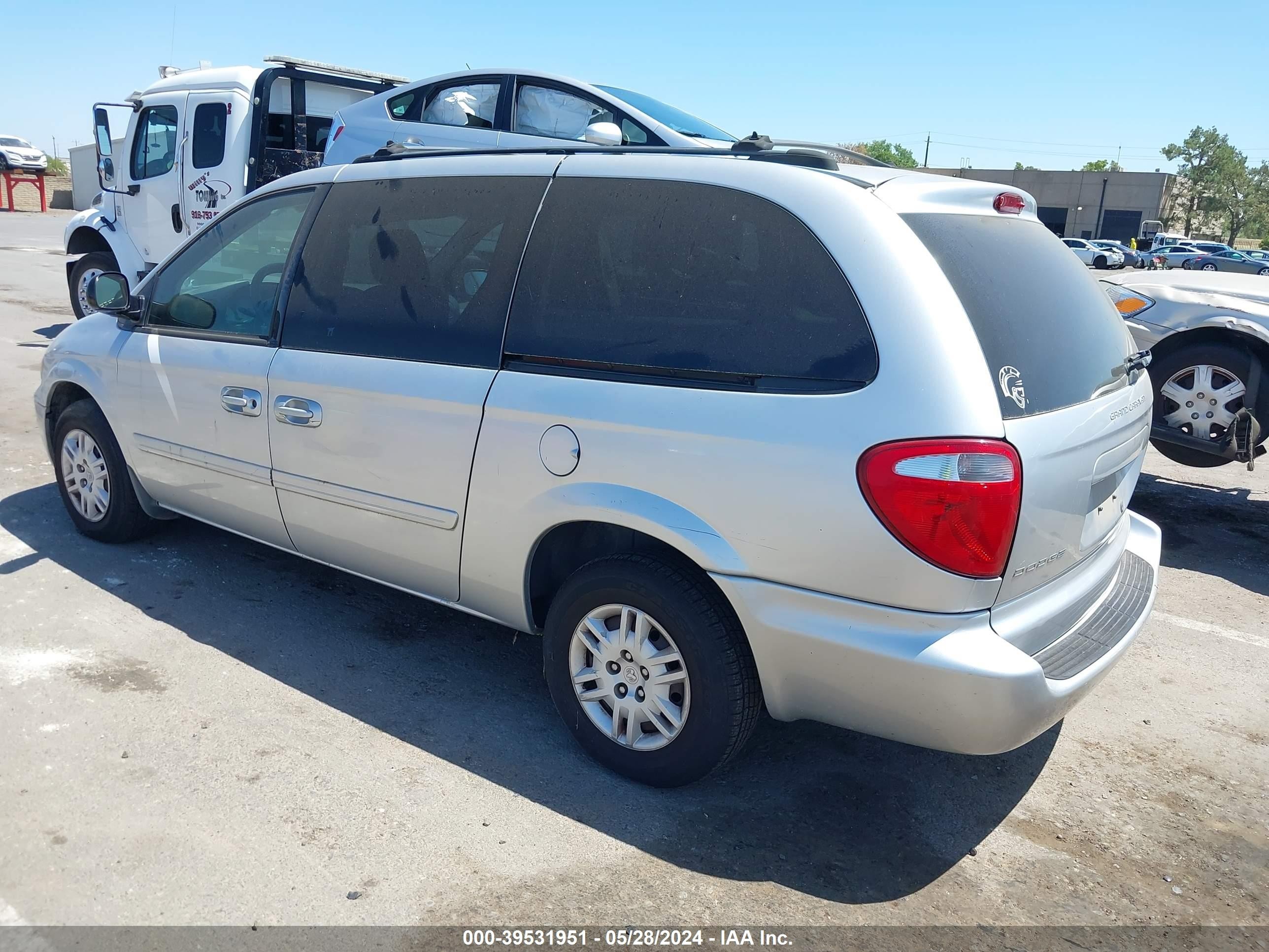 Photo 2 VIN: 2D4GP24R65R308756 - DODGE CARAVAN 