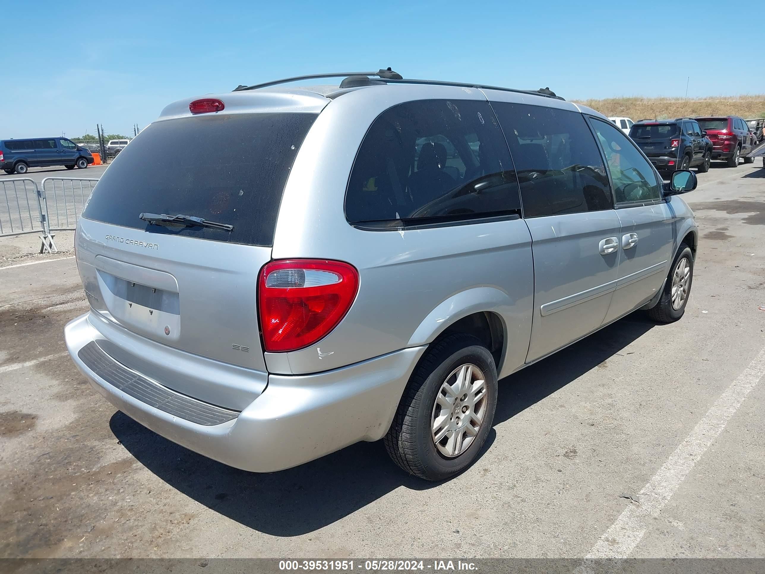 Photo 3 VIN: 2D4GP24R65R308756 - DODGE CARAVAN 