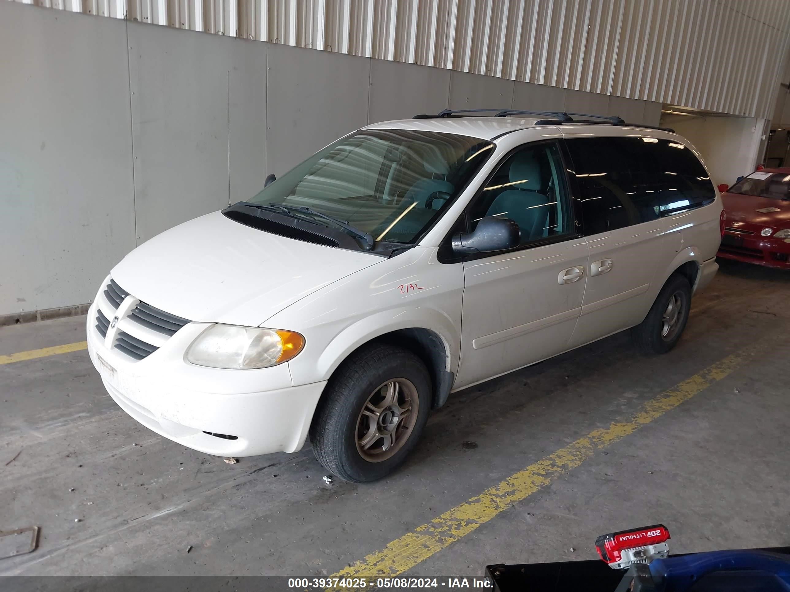 Photo 1 VIN: 2D4GP24R95R308878 - DODGE CARAVAN 