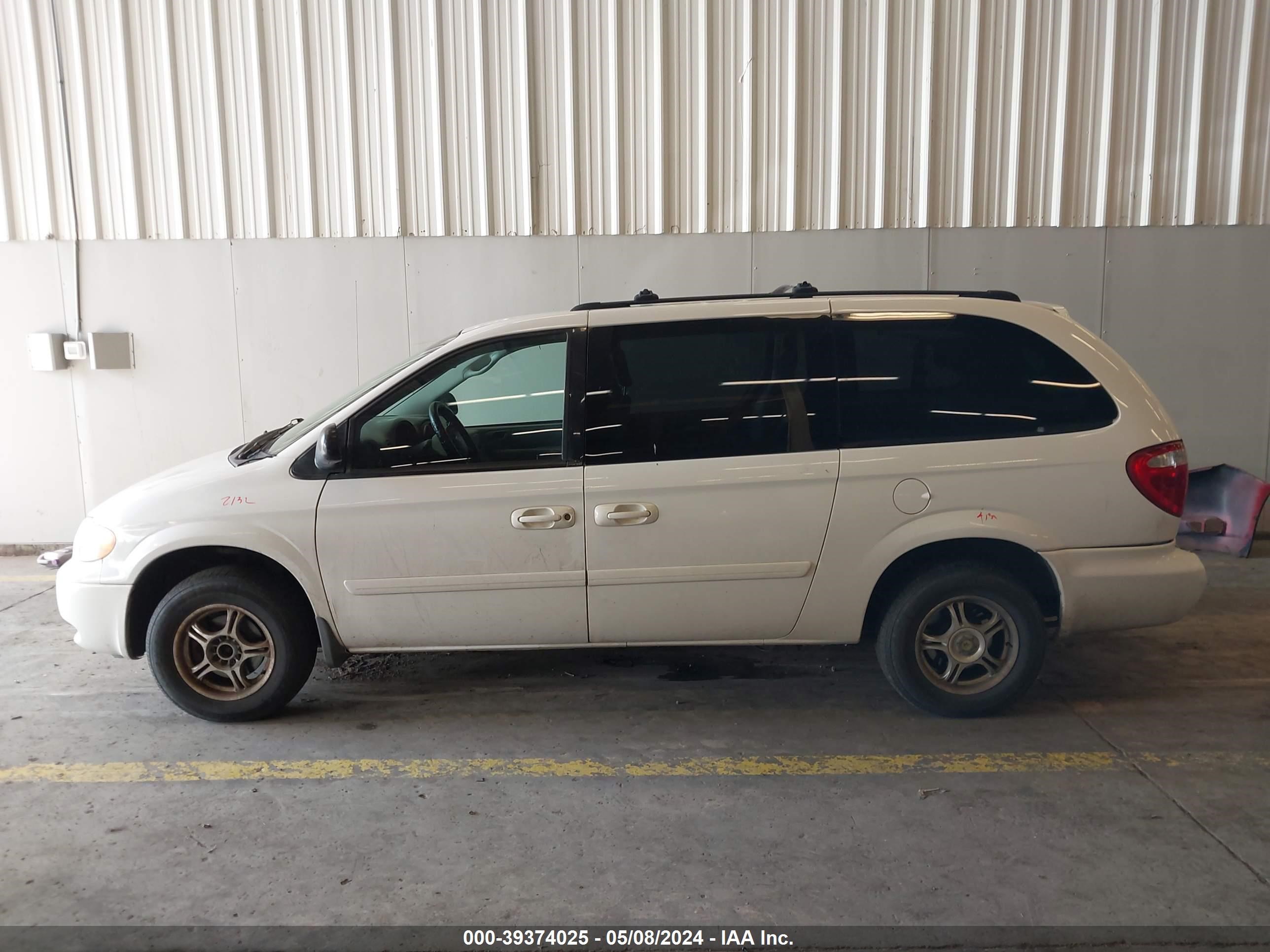 Photo 13 VIN: 2D4GP24R95R308878 - DODGE CARAVAN 