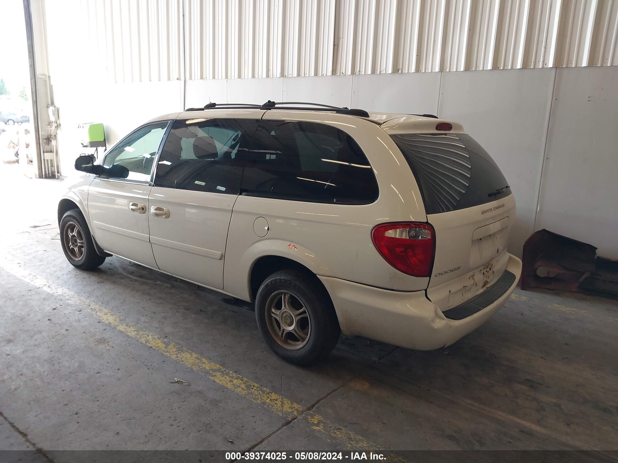 Photo 2 VIN: 2D4GP24R95R308878 - DODGE CARAVAN 