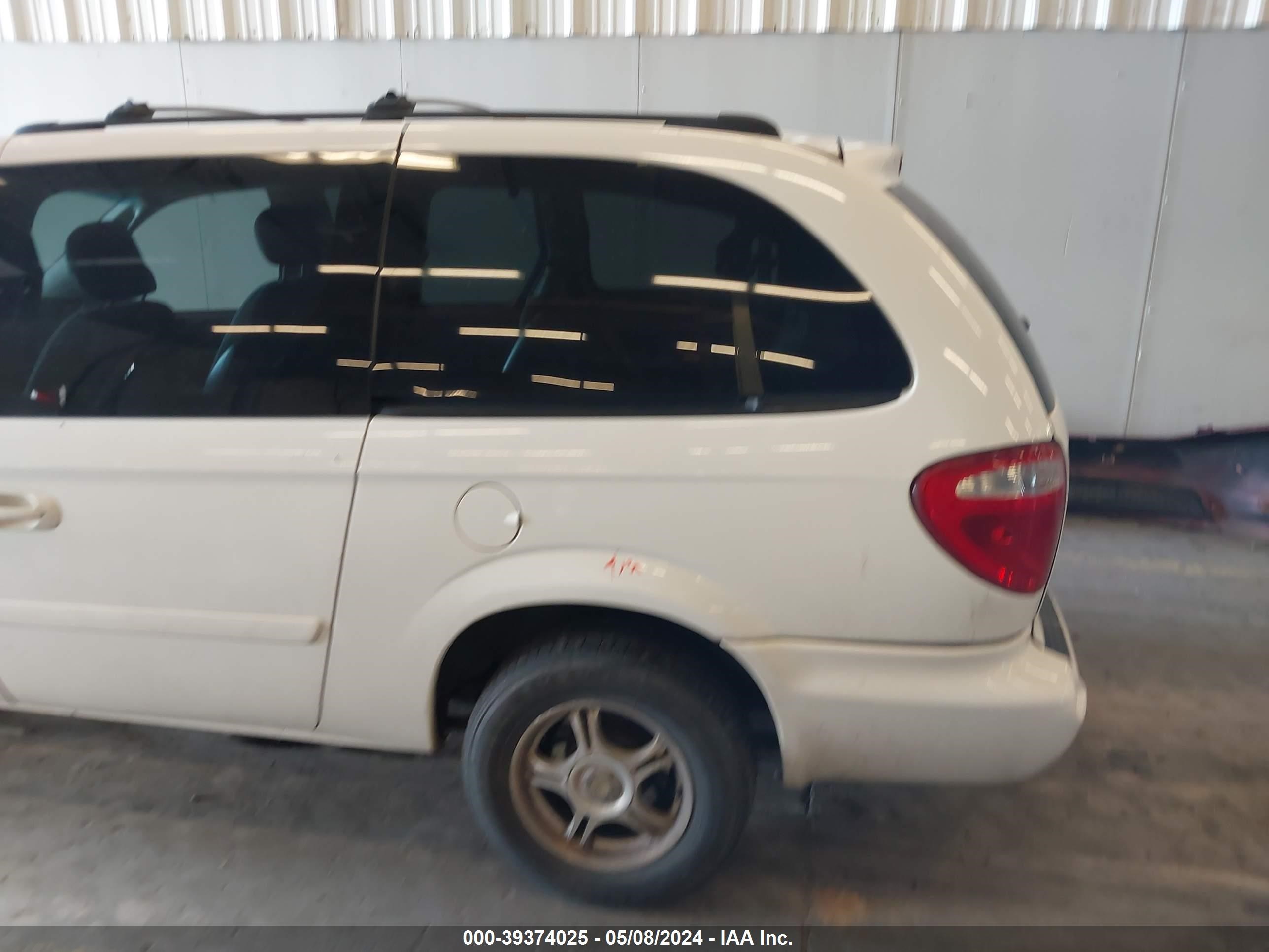 Photo 5 VIN: 2D4GP24R95R308878 - DODGE CARAVAN 