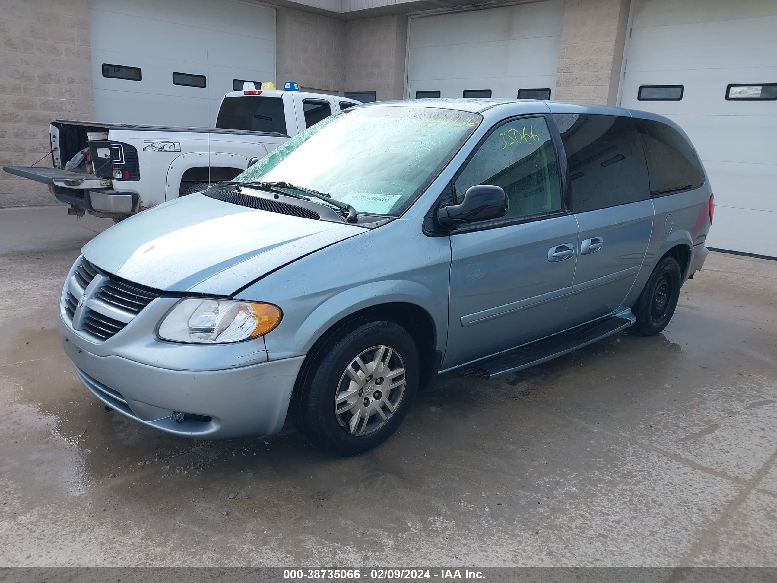 Photo 1 VIN: 2D4GP24RX5R298412 - DODGE CARAVAN 