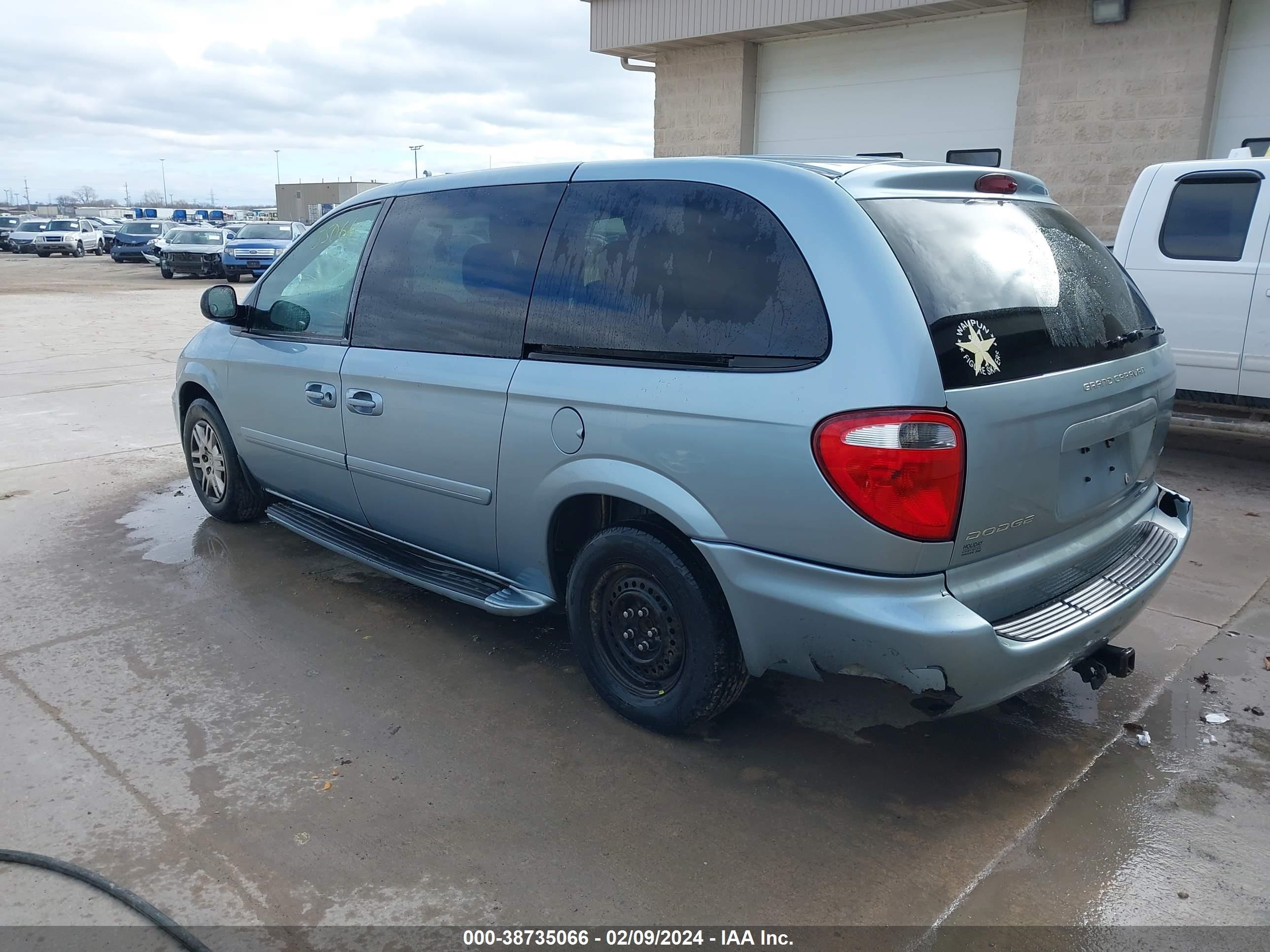 Photo 2 VIN: 2D4GP24RX5R298412 - DODGE CARAVAN 