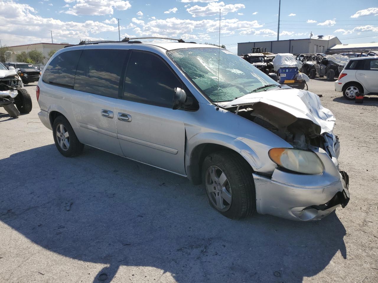 Photo 3 VIN: 2D4GP44L05R392841 - DODGE CARAVAN 