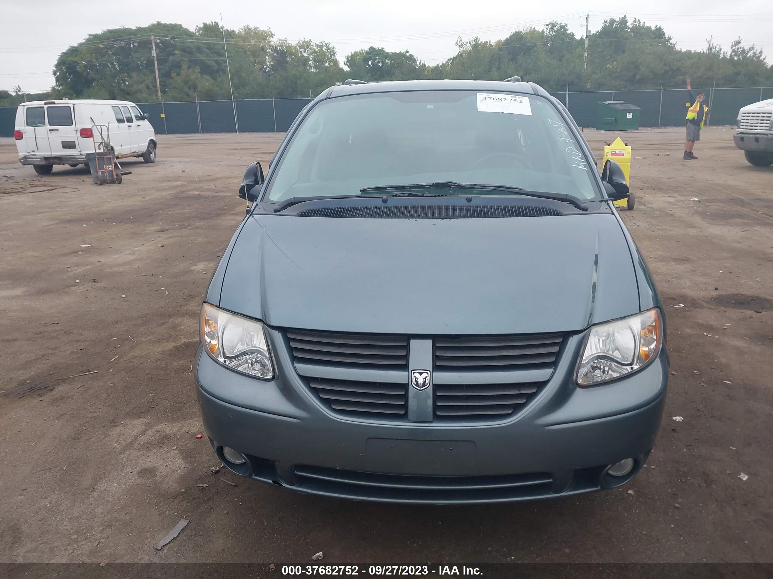 Photo 11 VIN: 2D4GP44L05R419925 - DODGE CARAVAN 