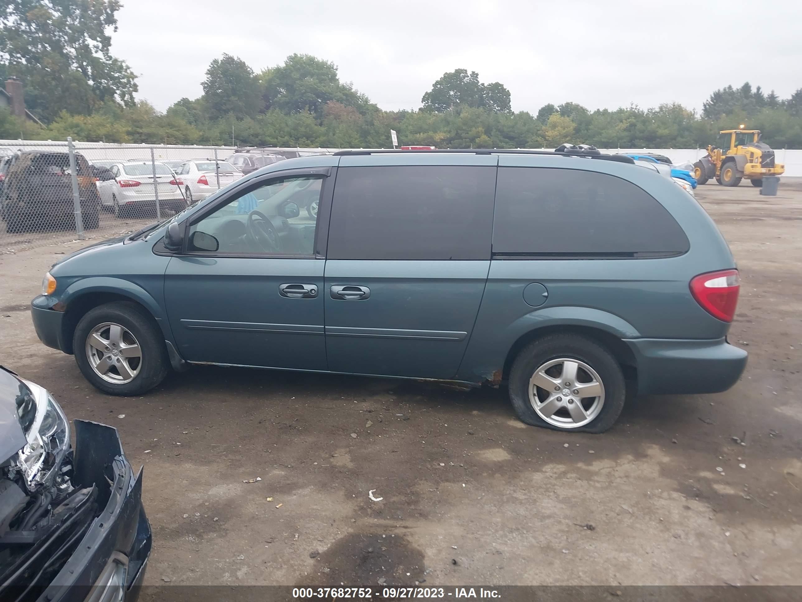 Photo 13 VIN: 2D4GP44L05R419925 - DODGE CARAVAN 