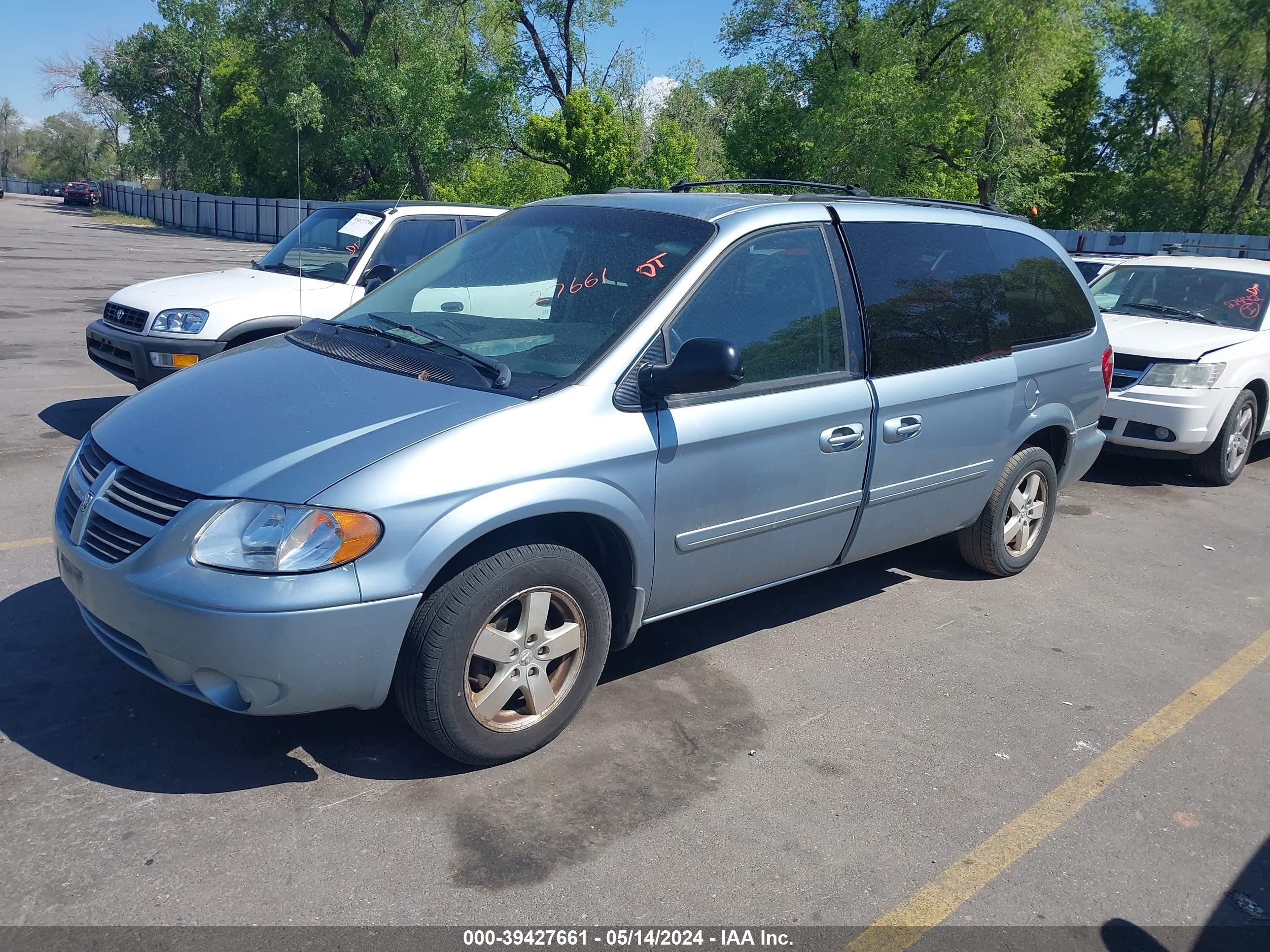 Photo 1 VIN: 2D4GP44L05R481535 - DODGE CARAVAN 