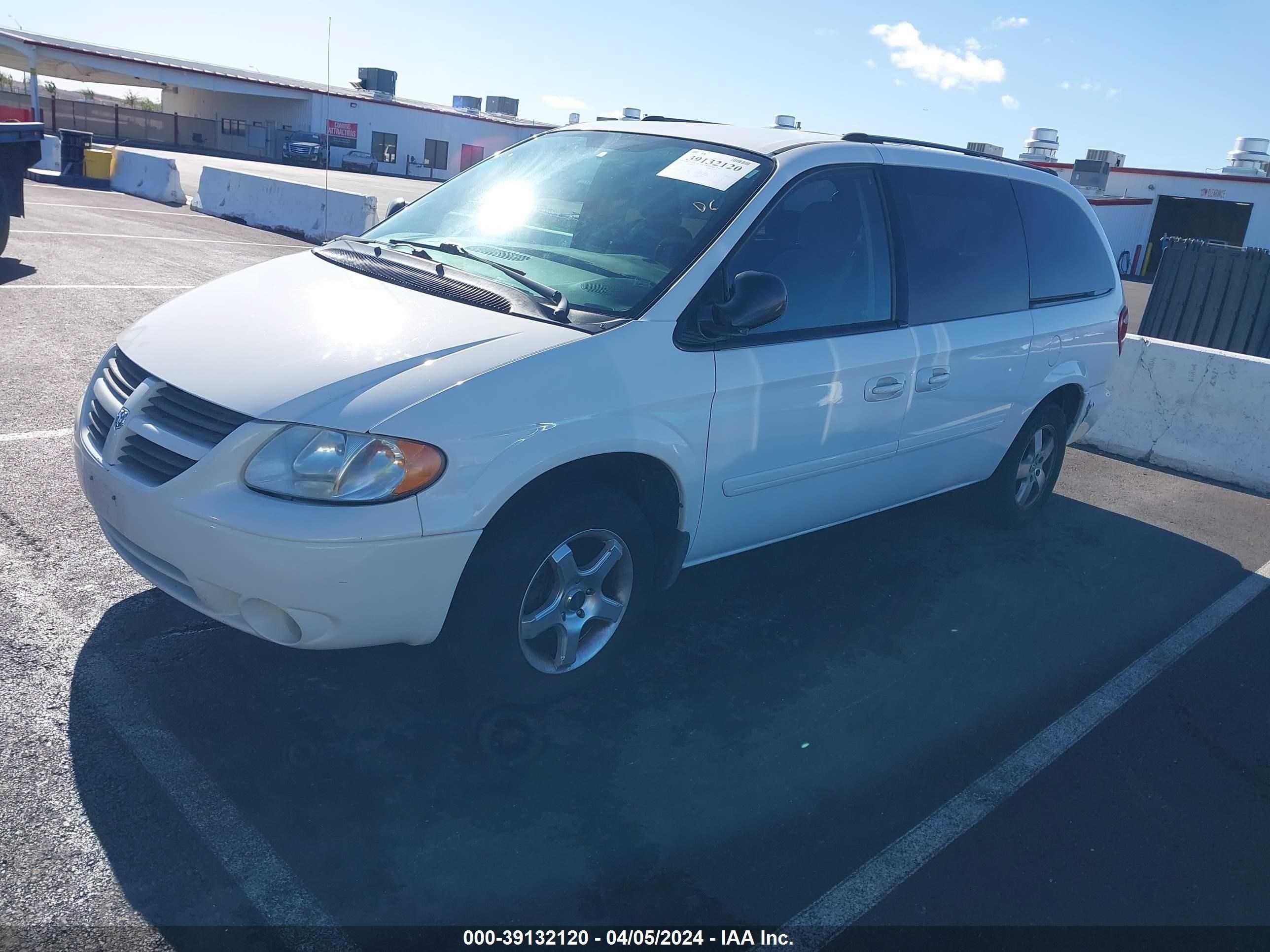 Photo 1 VIN: 2D4GP44L05R580890 - DODGE CARAVAN 