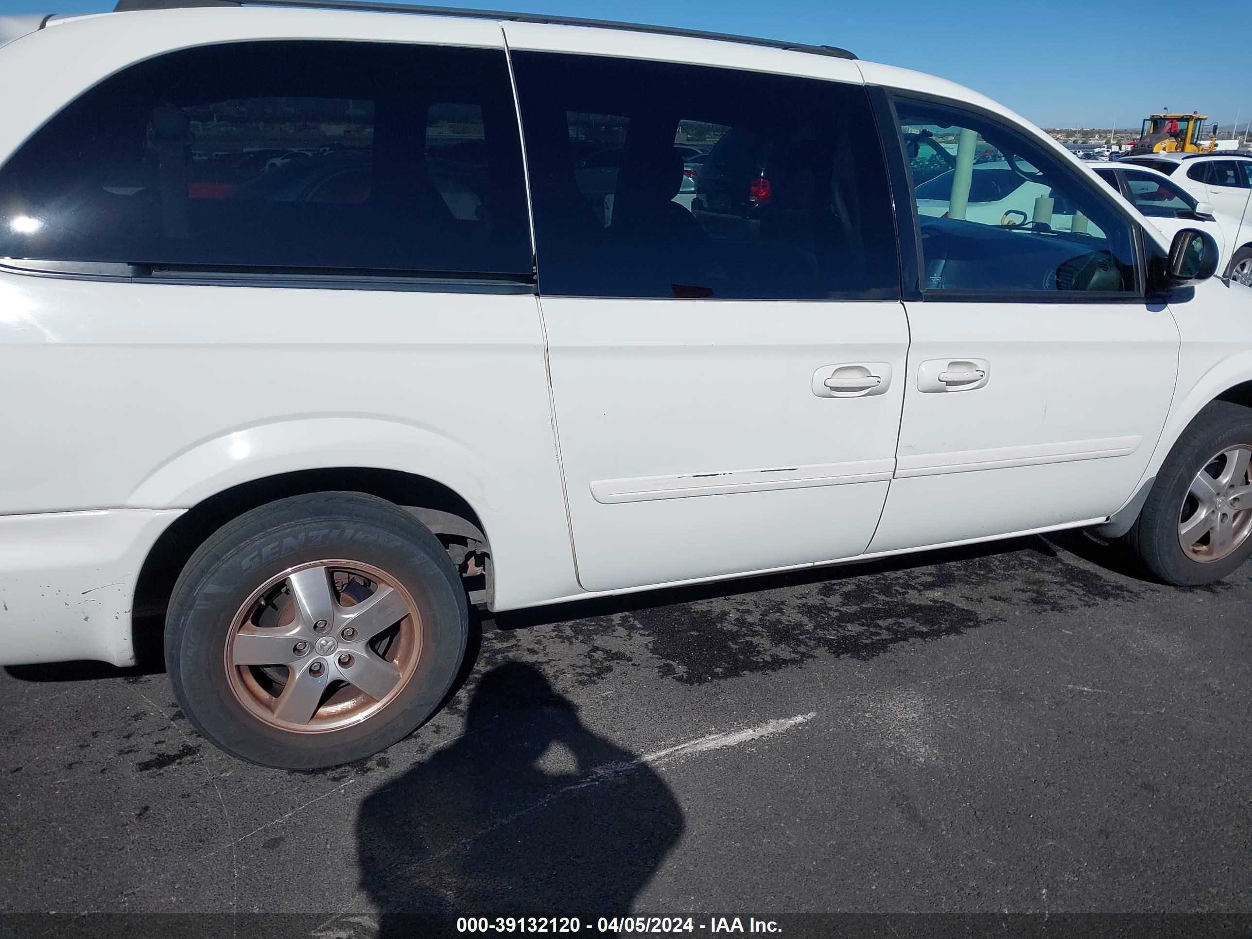 Photo 11 VIN: 2D4GP44L05R580890 - DODGE CARAVAN 