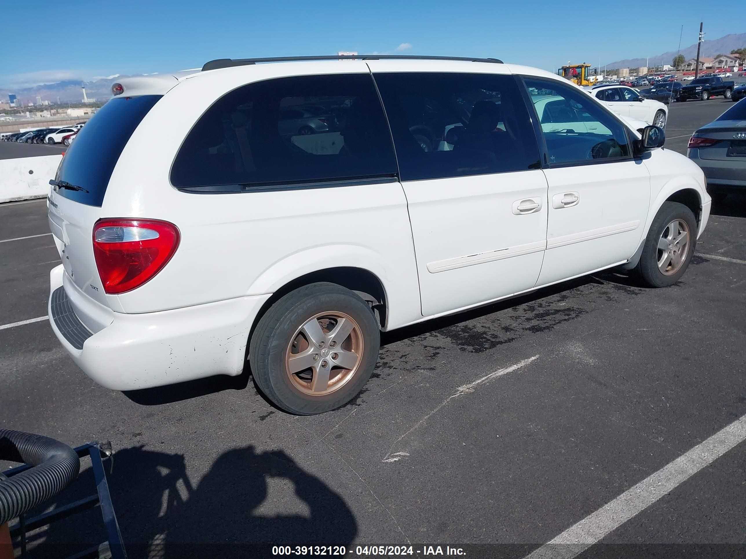 Photo 3 VIN: 2D4GP44L05R580890 - DODGE CARAVAN 