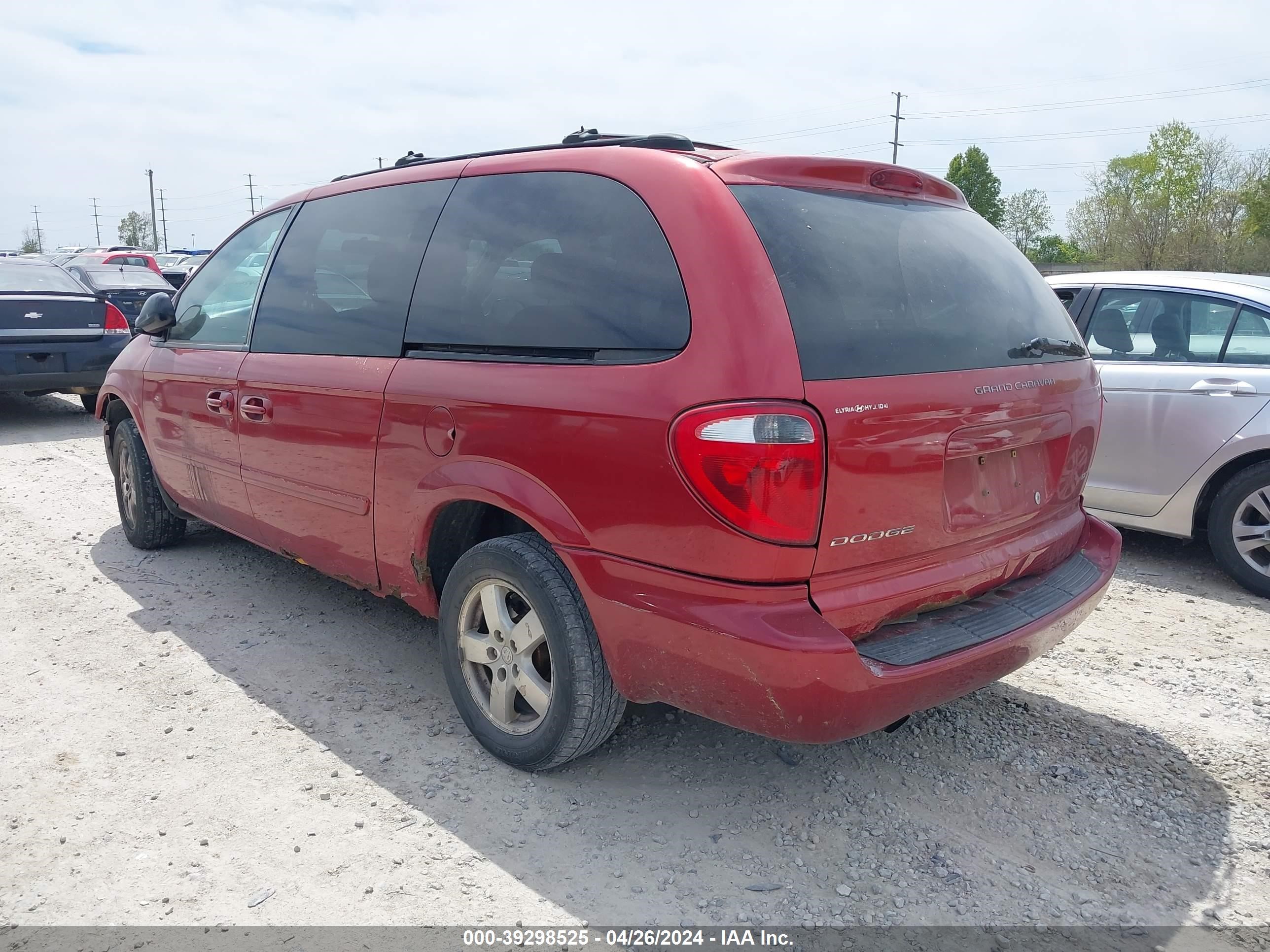 Photo 2 VIN: 2D4GP44L15R464372 - DODGE CARAVAN 