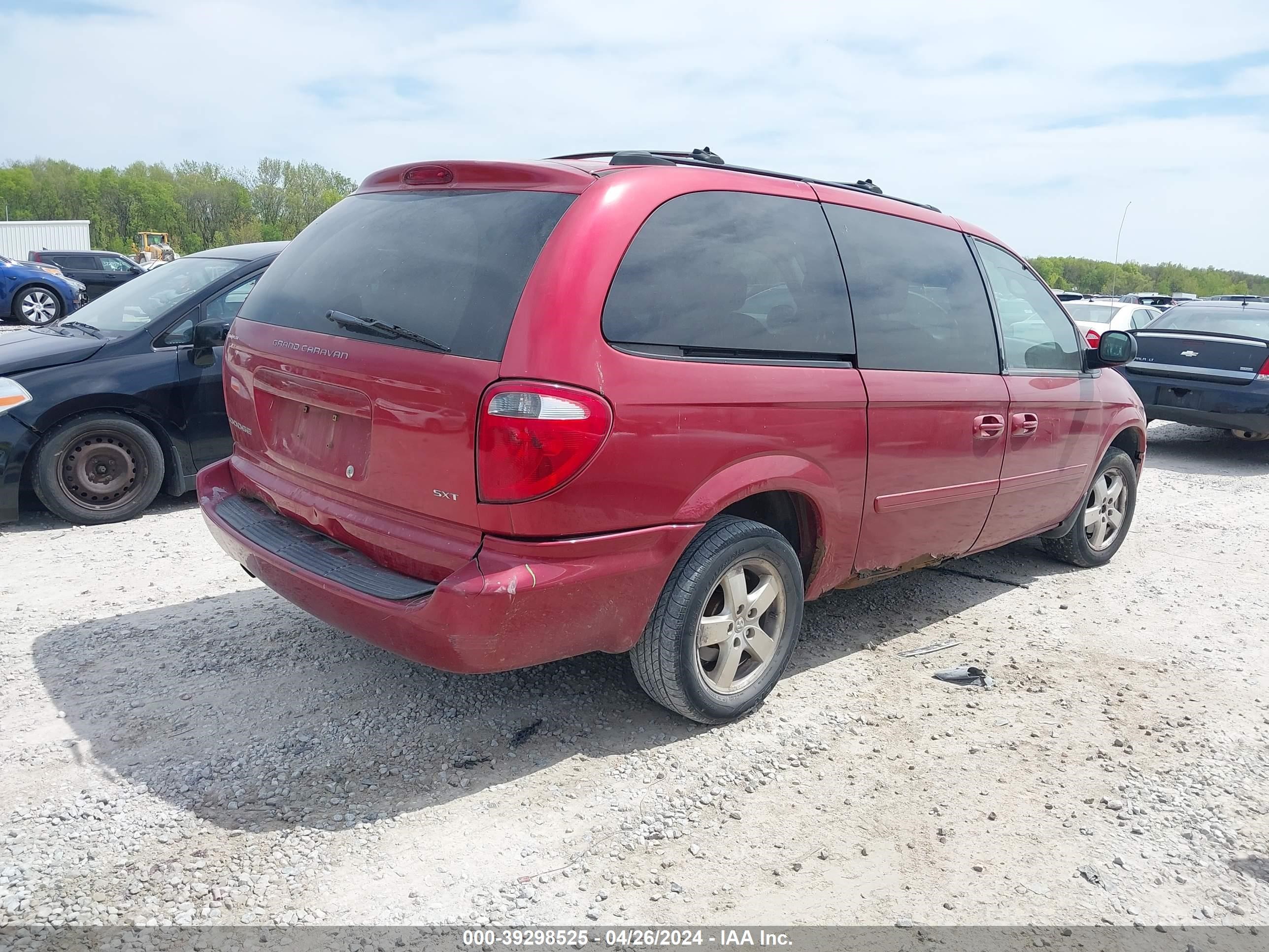 Photo 3 VIN: 2D4GP44L15R464372 - DODGE CARAVAN 