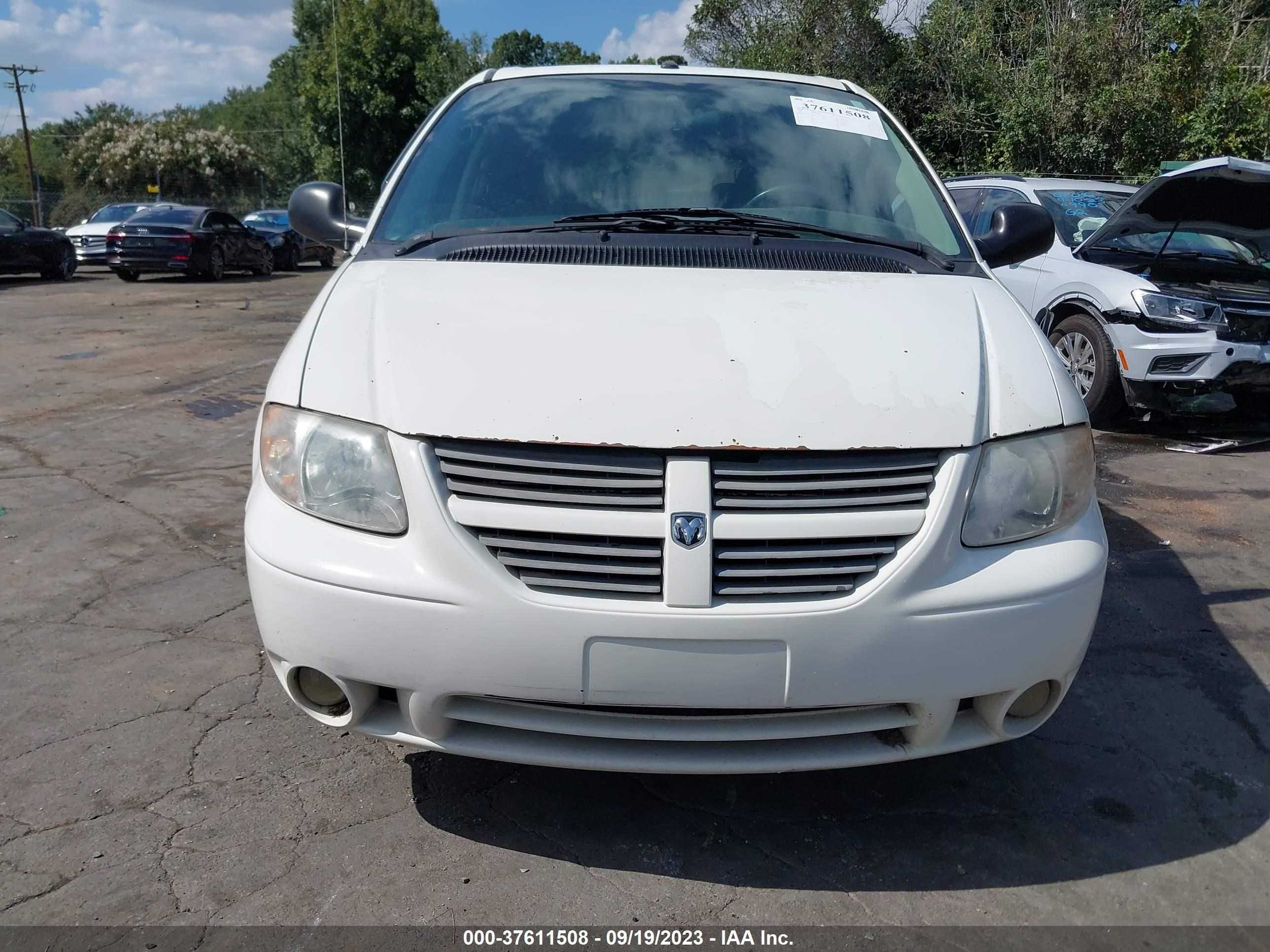 Photo 11 VIN: 2D4GP44L17R242448 - DODGE CARAVAN 