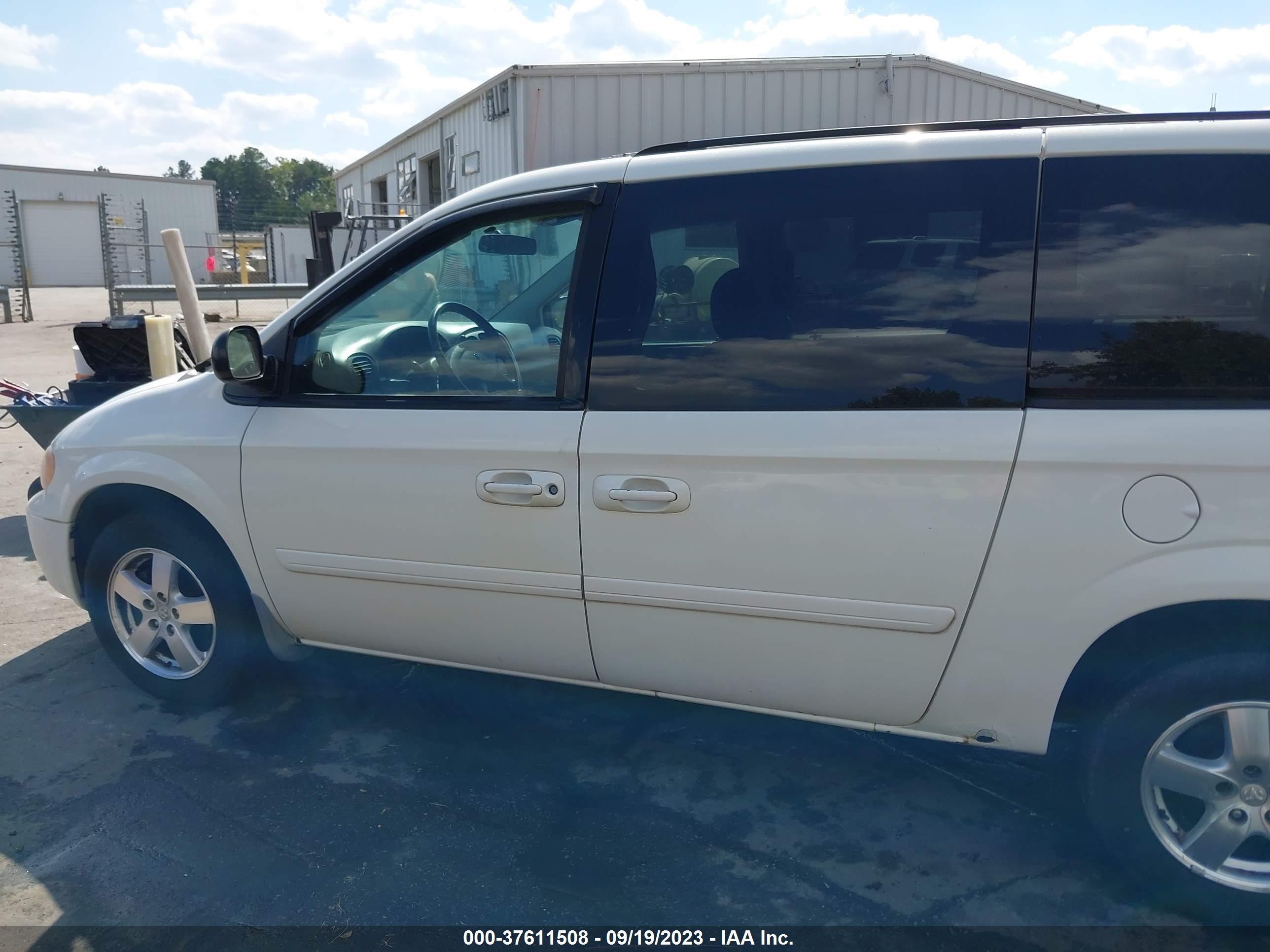 Photo 13 VIN: 2D4GP44L17R242448 - DODGE CARAVAN 